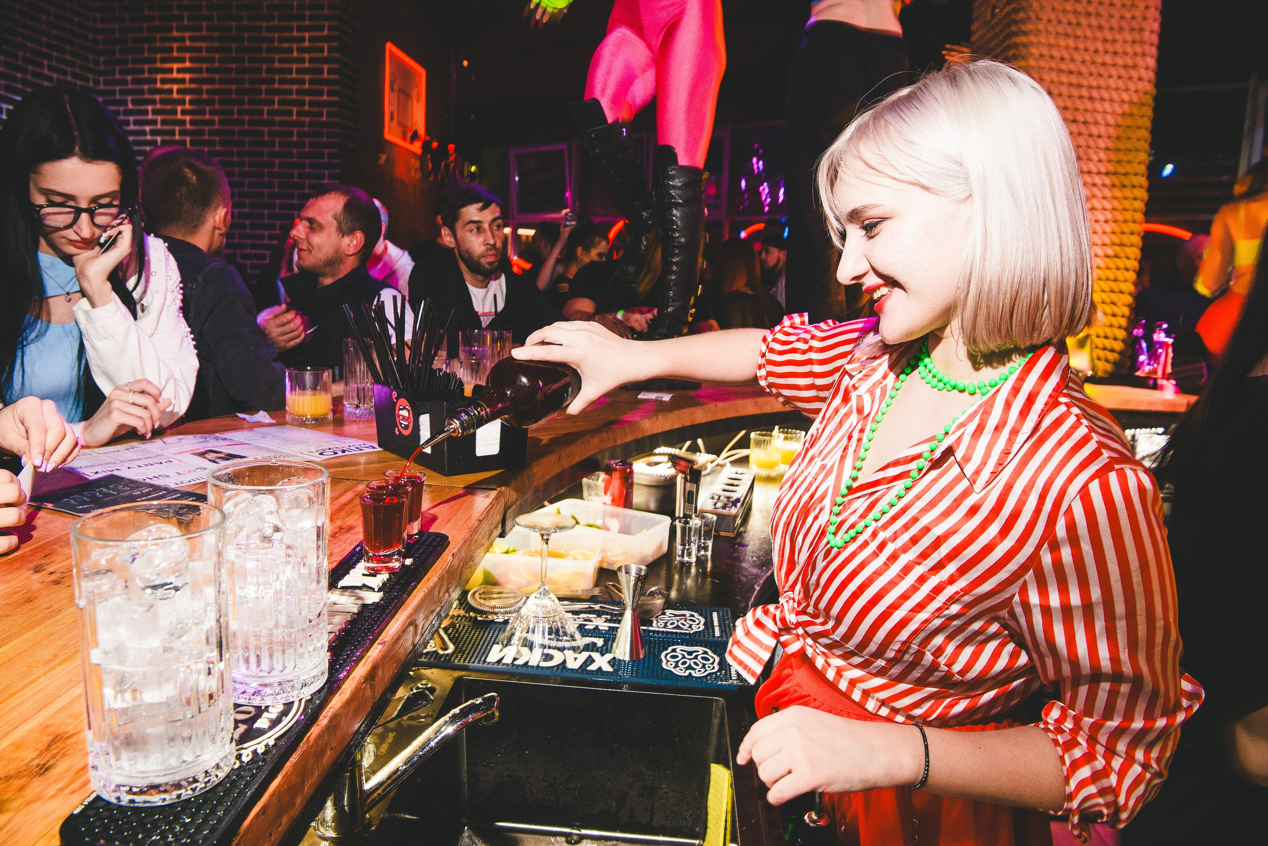 Фотоотчёты о вечеринках для НеБар Волгоград. Или стиль «пьяный фотограф». Фотограф в Волгограде и Волжском Александр Горбань