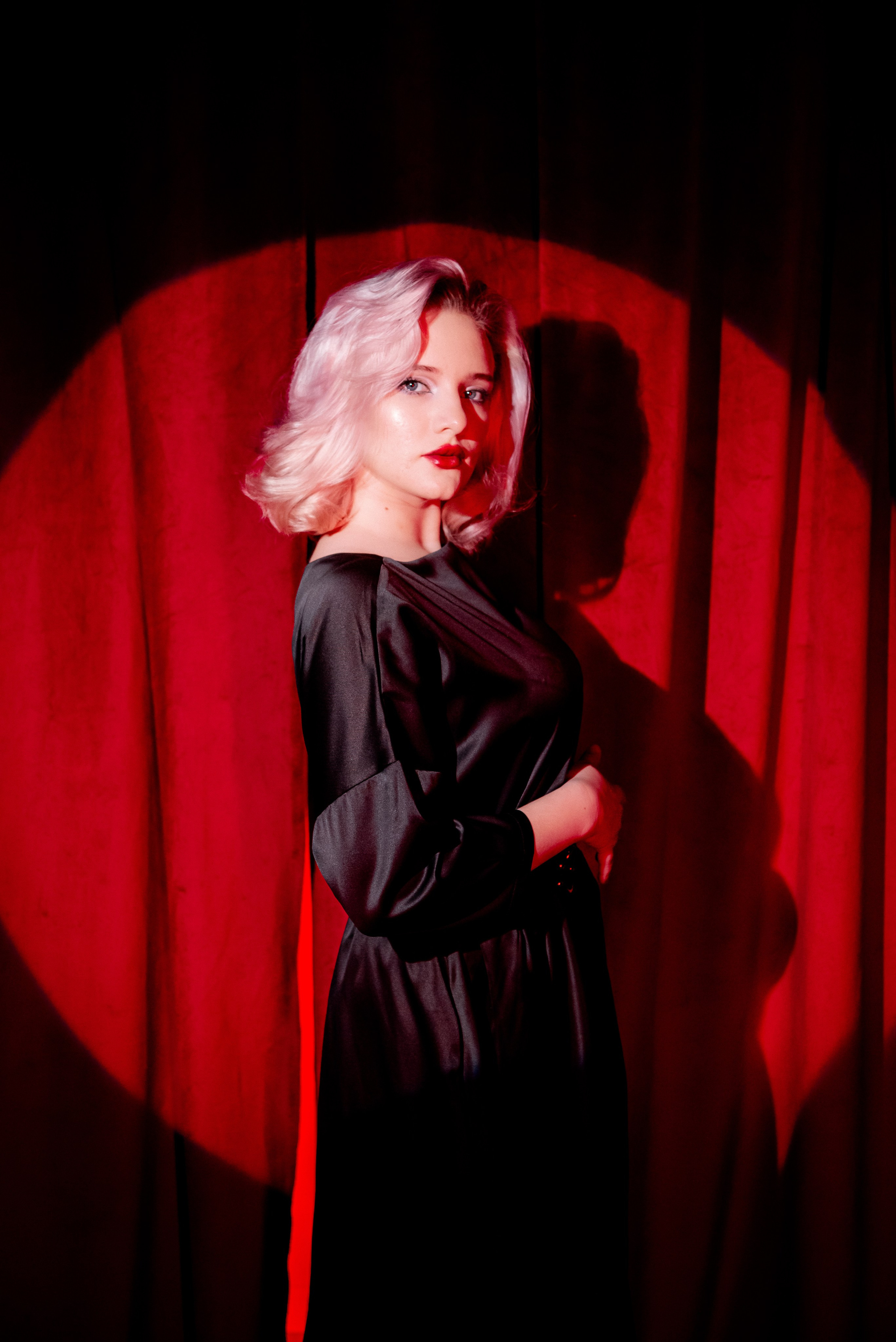 Девушки на красном фоне. Фотограф в Волгограде и Волжском Александр Горбань