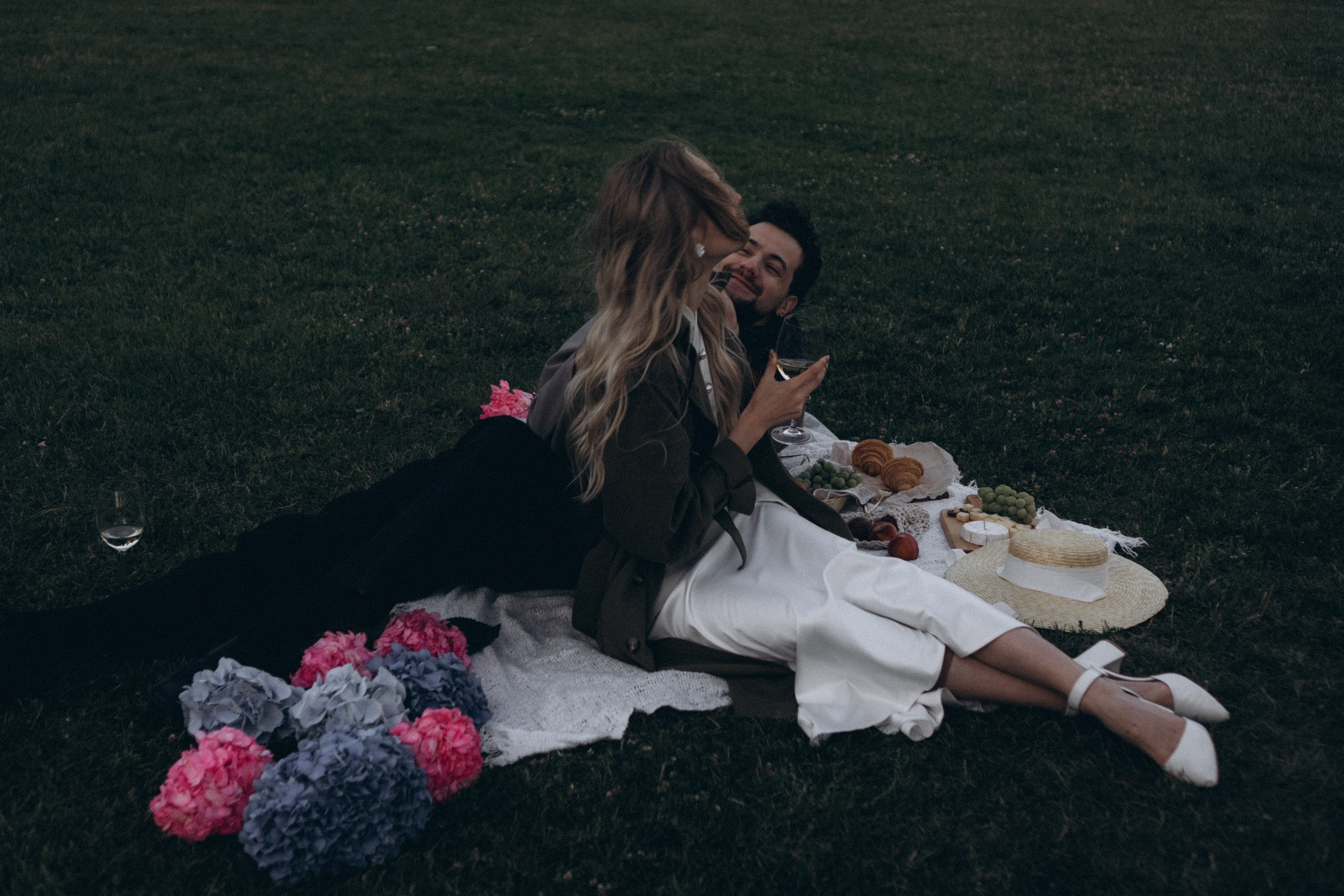 СВАДЕБНАЯ СЬЕМКА ПАРЫ НА РАССВЕТЕ В БЕЛЫЕ НОЧИ И ПРОГУЛКА С РАЗВОДНЫМИ МОСТАМИ И ПИКНИК ВОЗЛЕ ИСАКИЕВСКОГО СОБОРА. Профессиональный фотограф, Санкт-Петербург — Виктория Богомолова