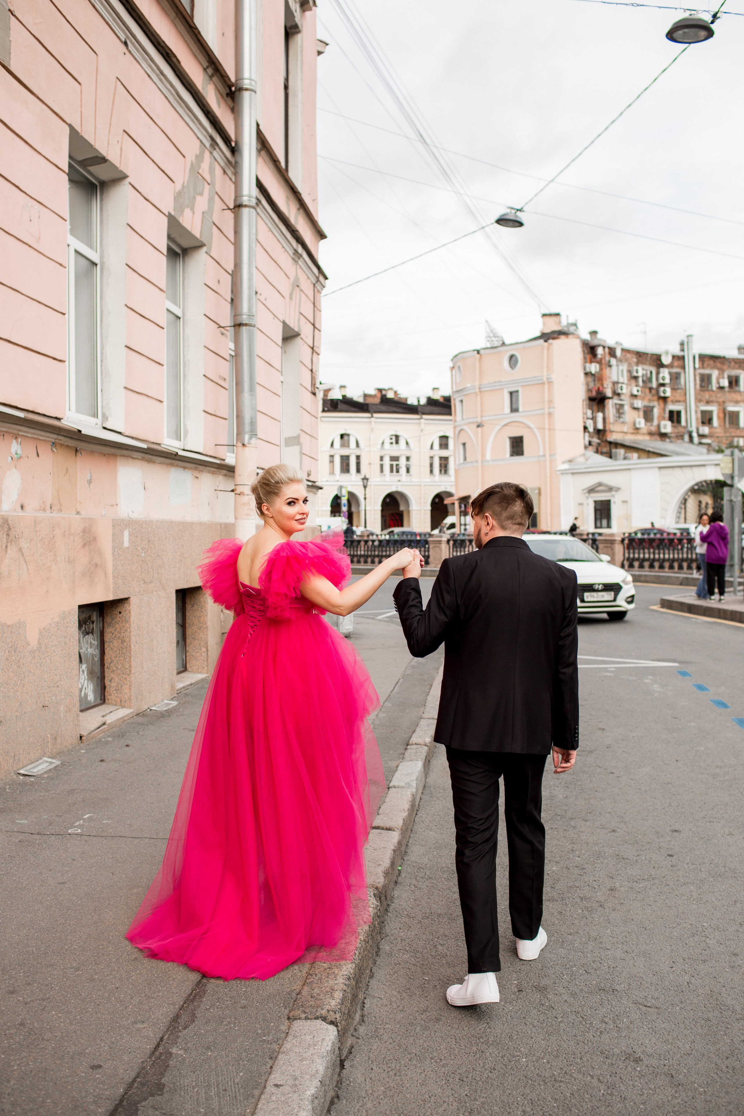 Искренние эмоции влюблённых на фоне старинного здания