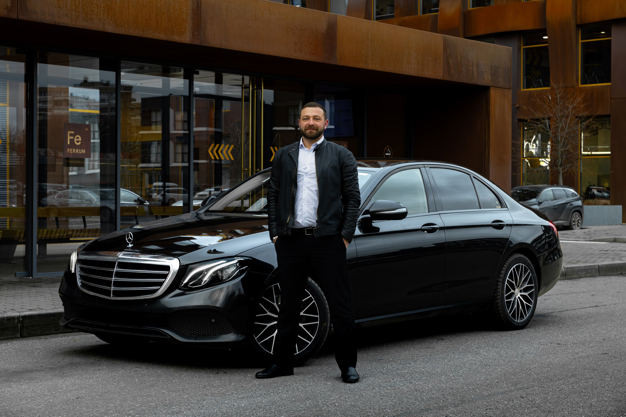 Mercedes & Hongqi. Photo-nk