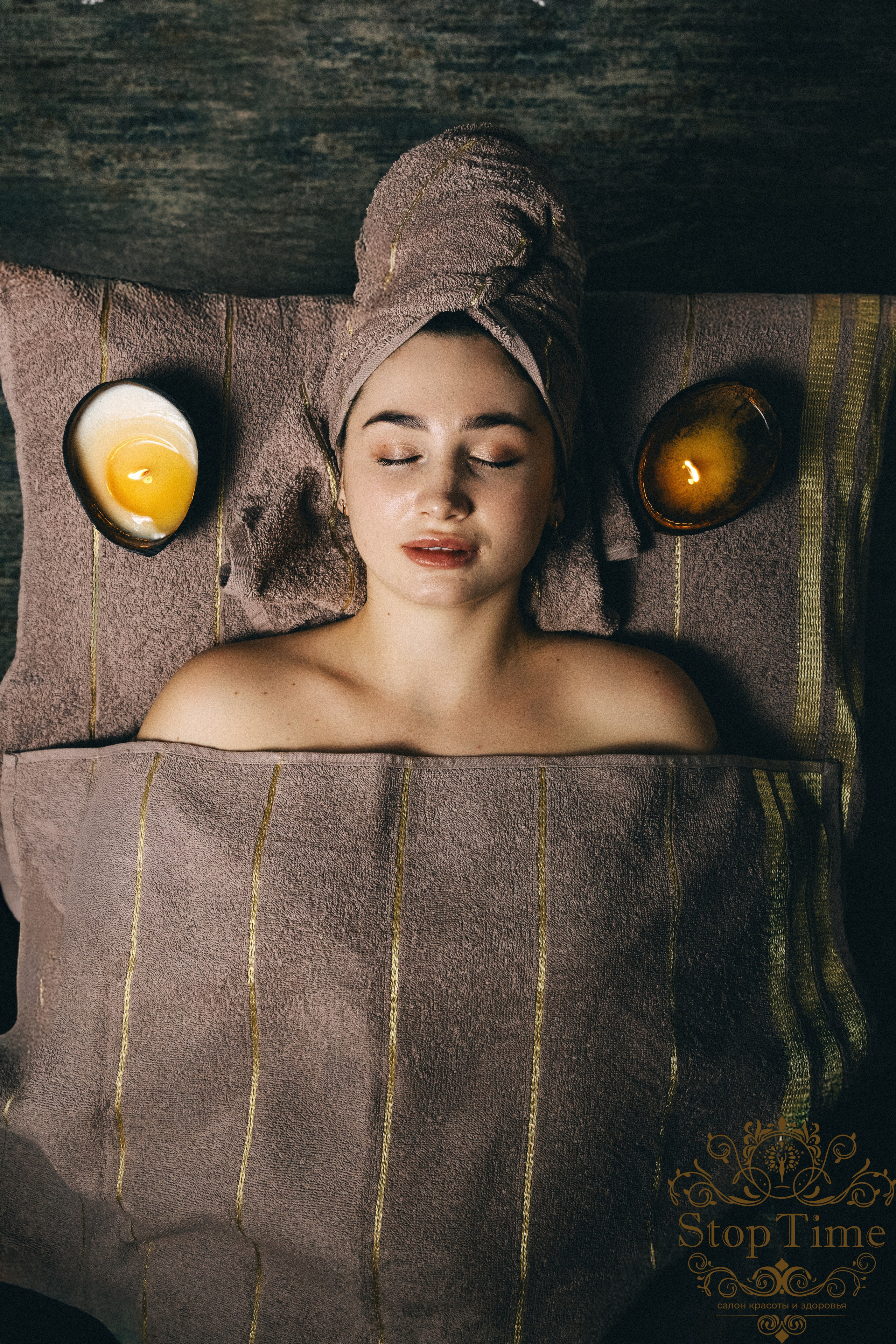 девушка лежит на кушетке с товаром