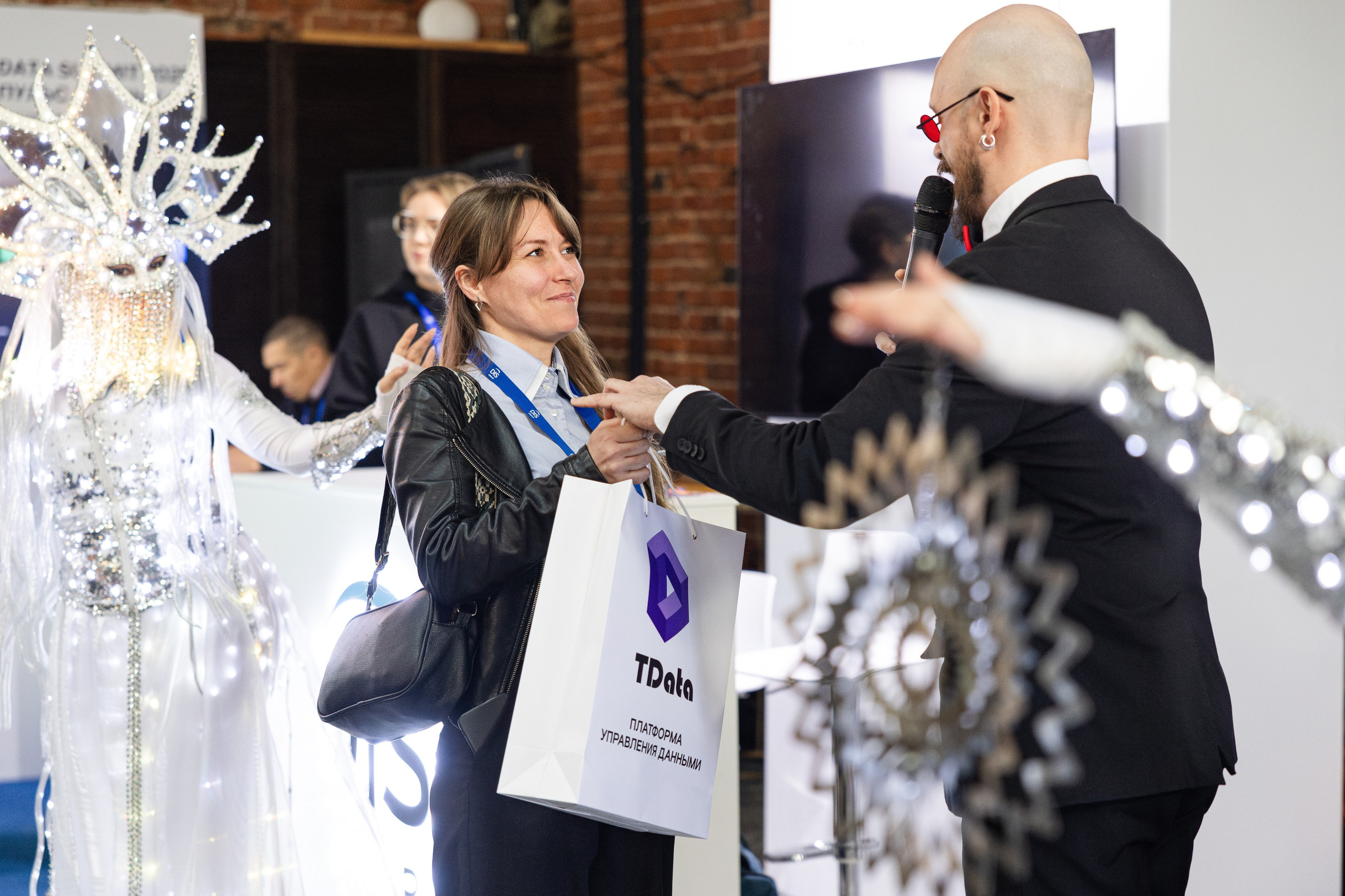 Data Summit 2025 (1). Свадебный репортажный фотограф в Москве