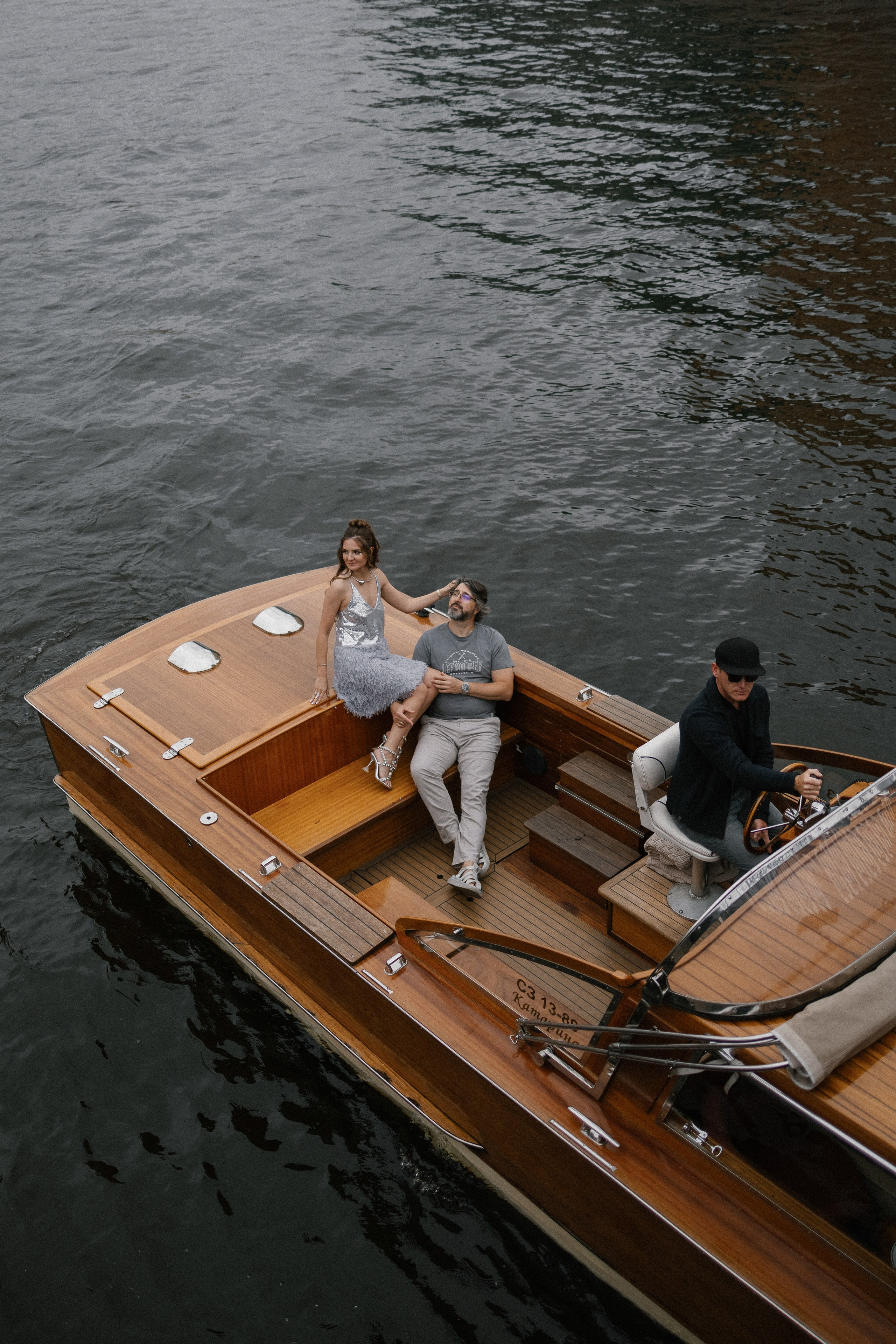 Прогулка на венецианском катере. Свадебный фотограф в Санкт-Петербурге Ксения Кобышева