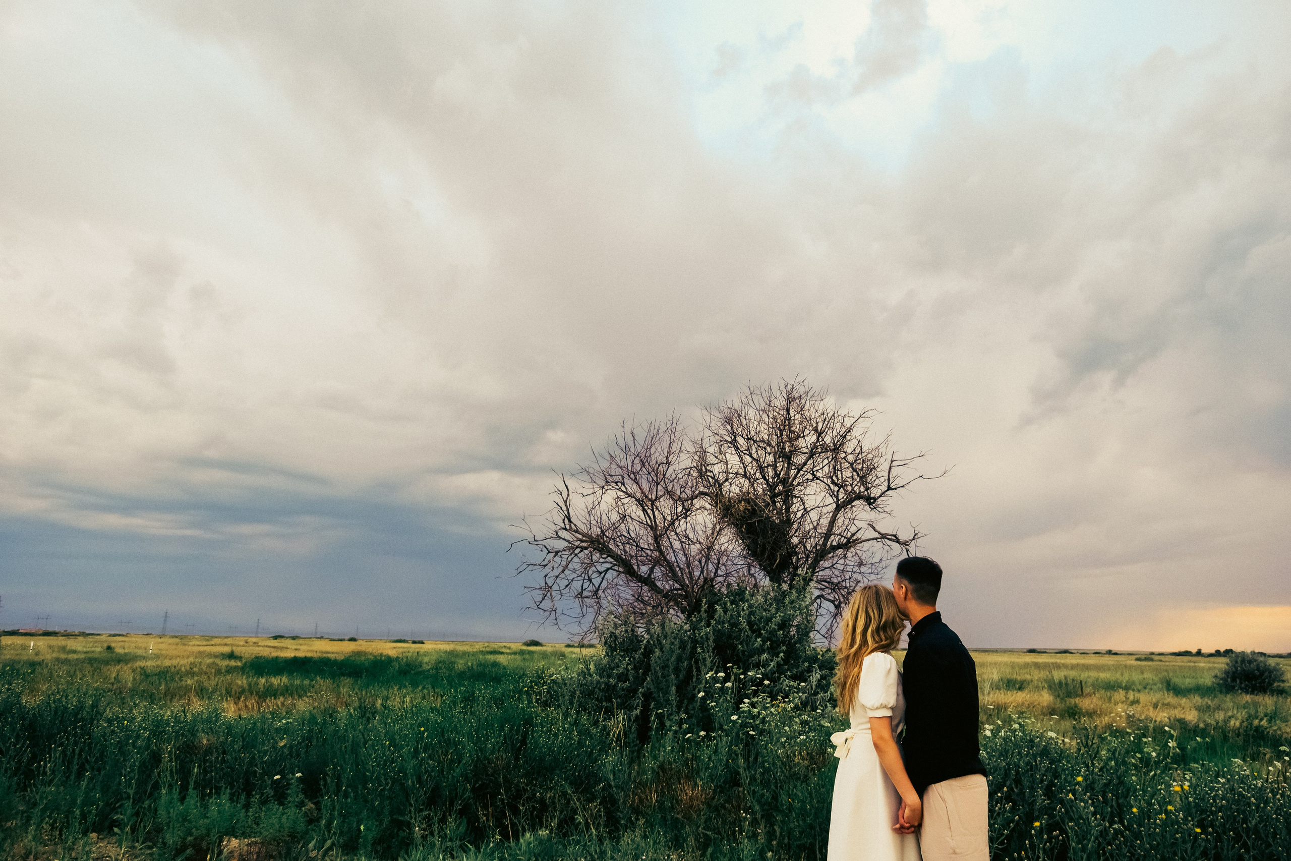 Пара в тишине наедине с природой