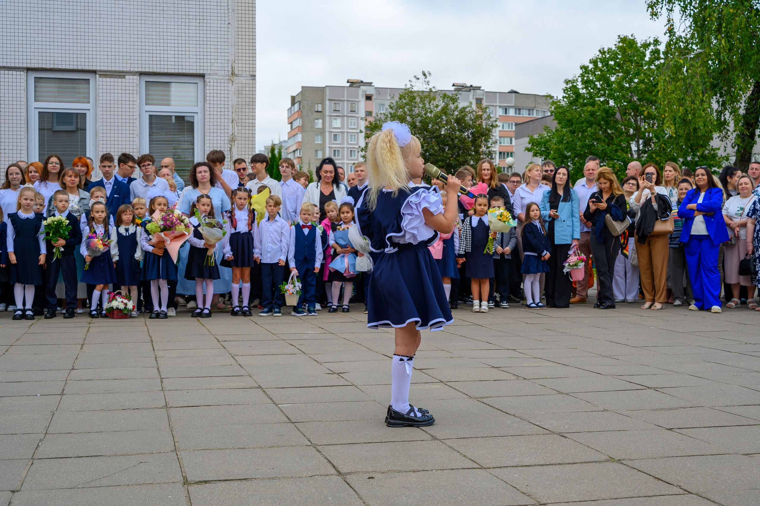 Вот звучит первый звонок, перед этим долгое приготовление к новому этапу в жизни, Яромир идет в школу. Фотоуслуги, услуги фотографа, фотографирование важных событий