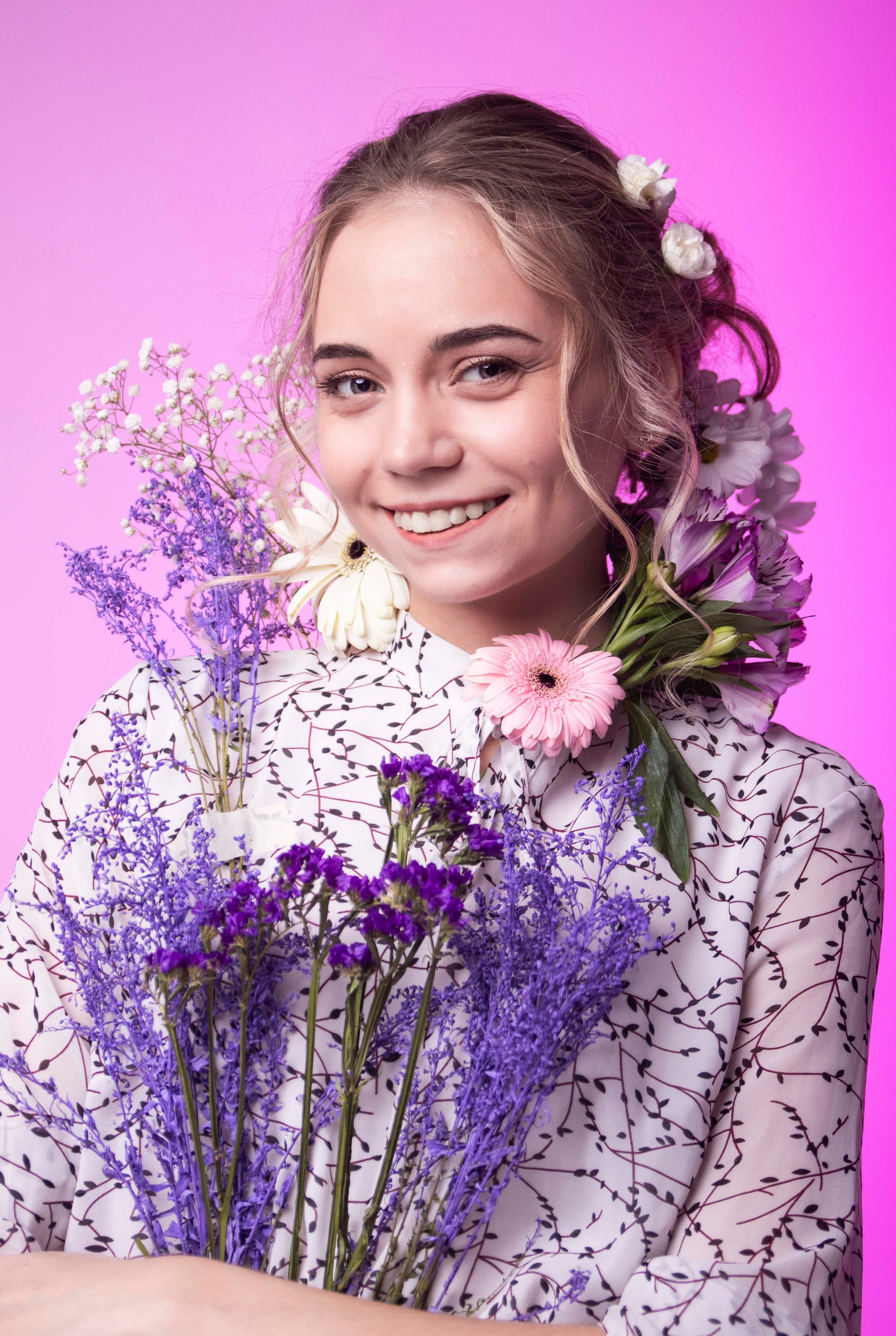 Портретная женская фотография с цветами. Портретный фотограф в Санкт-Петербурге Савельева Ольга
