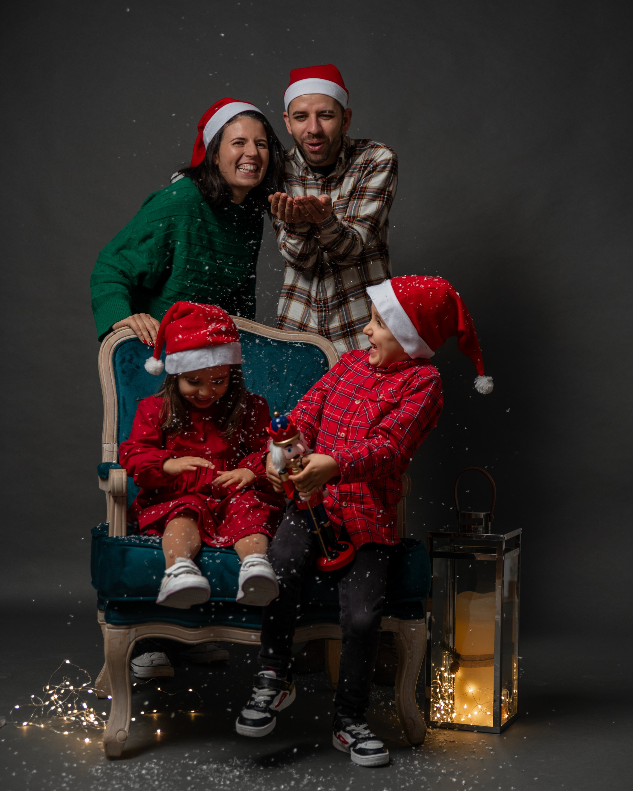 CATIA AND HER FAMILY. Anastasiia Antoniuk portrait, family and couple photographer, Portugal