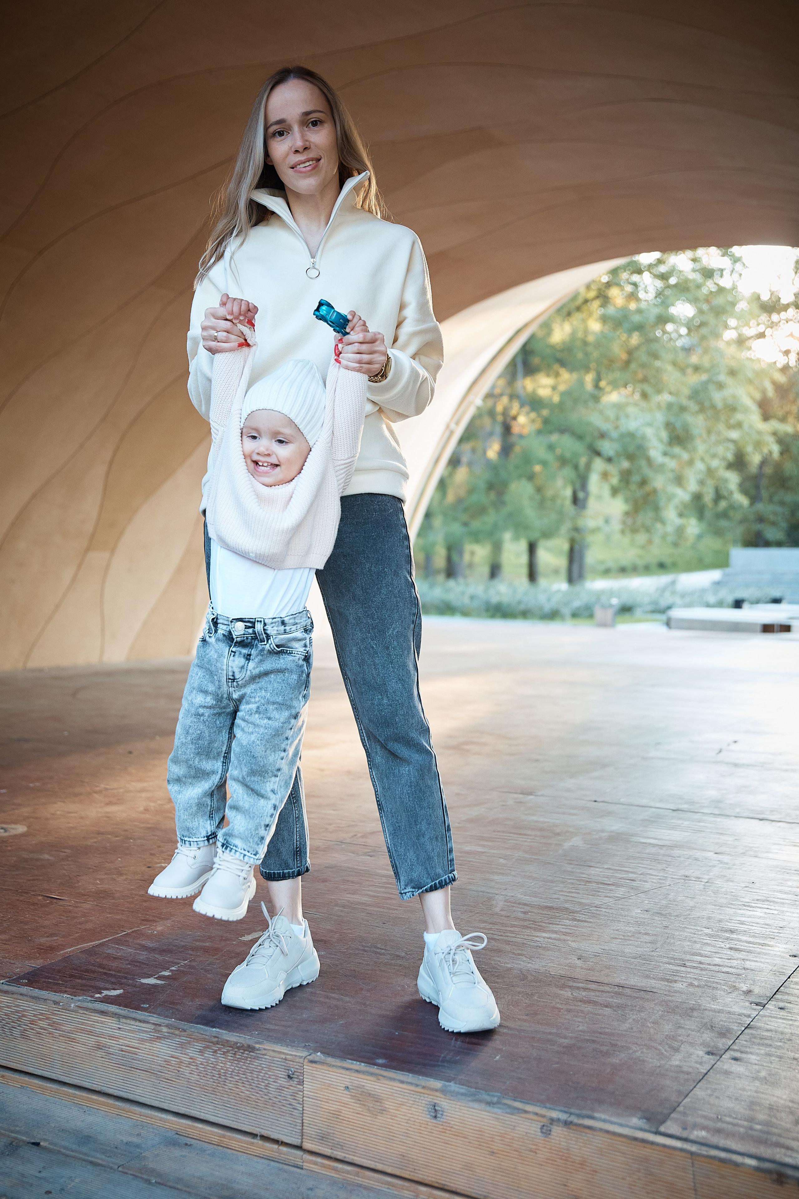 Прогулка в Алесандровском саду. Надя и Дима с дочей. Татьяна Бабаева — Фотограф