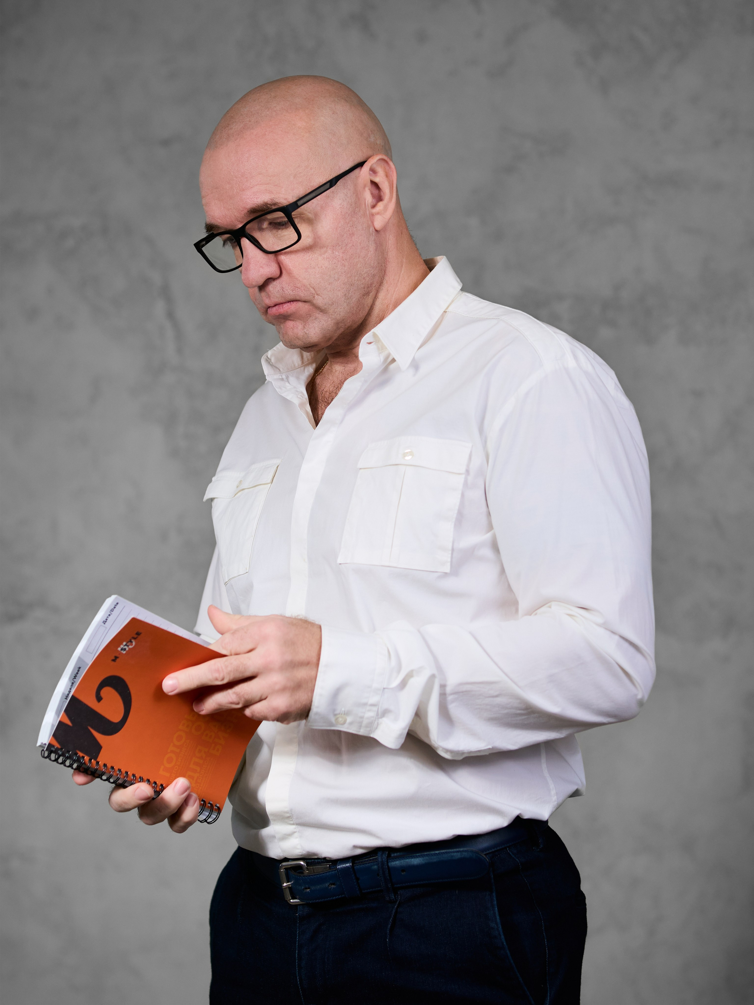 Фотография мужчины руководителя компании с книгой в руках в офисе в Москве