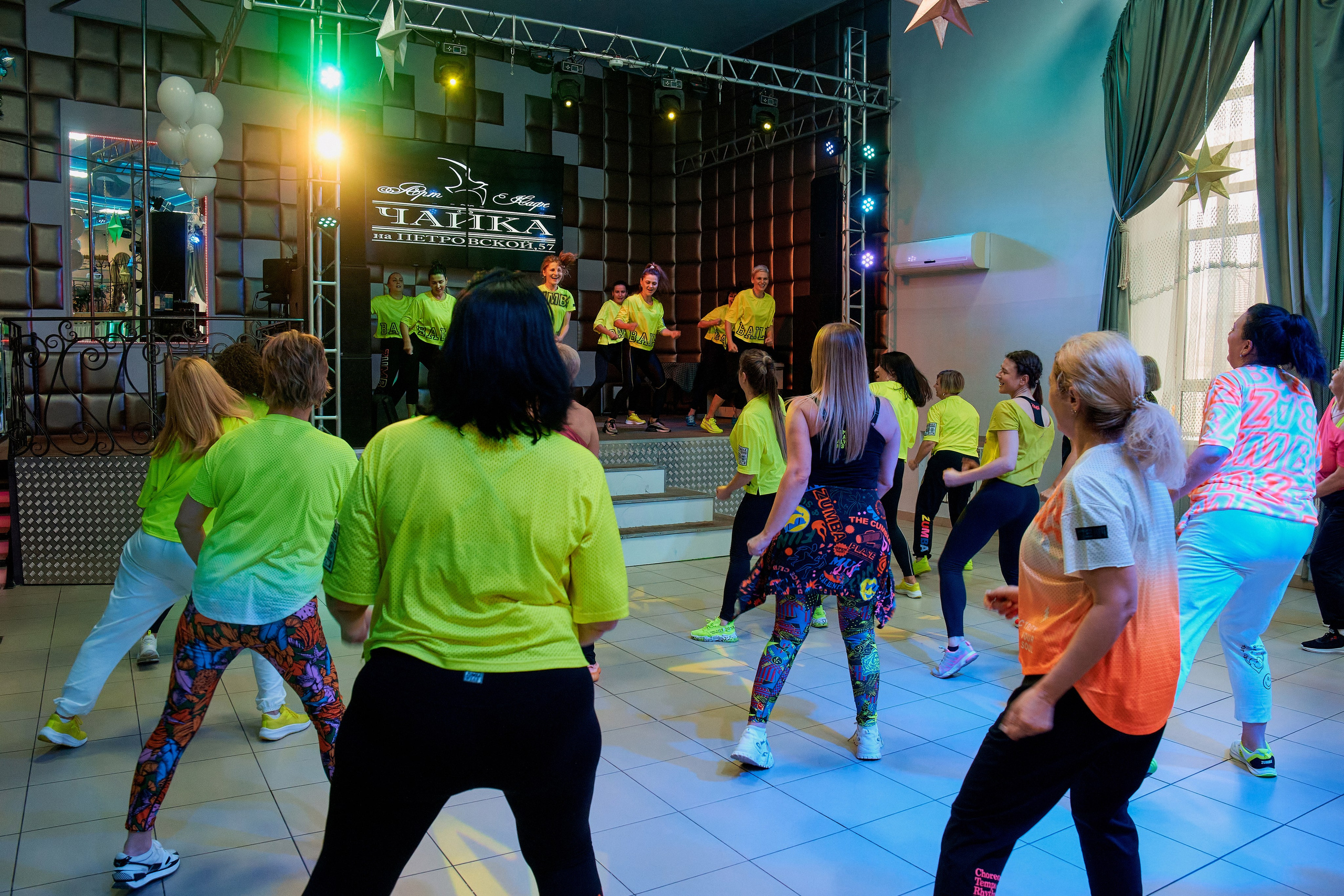 Благотворительная тренировка ЗУМБА. Арт-кафе «Чайка». Фотограф Таганрог Анна Трайжон