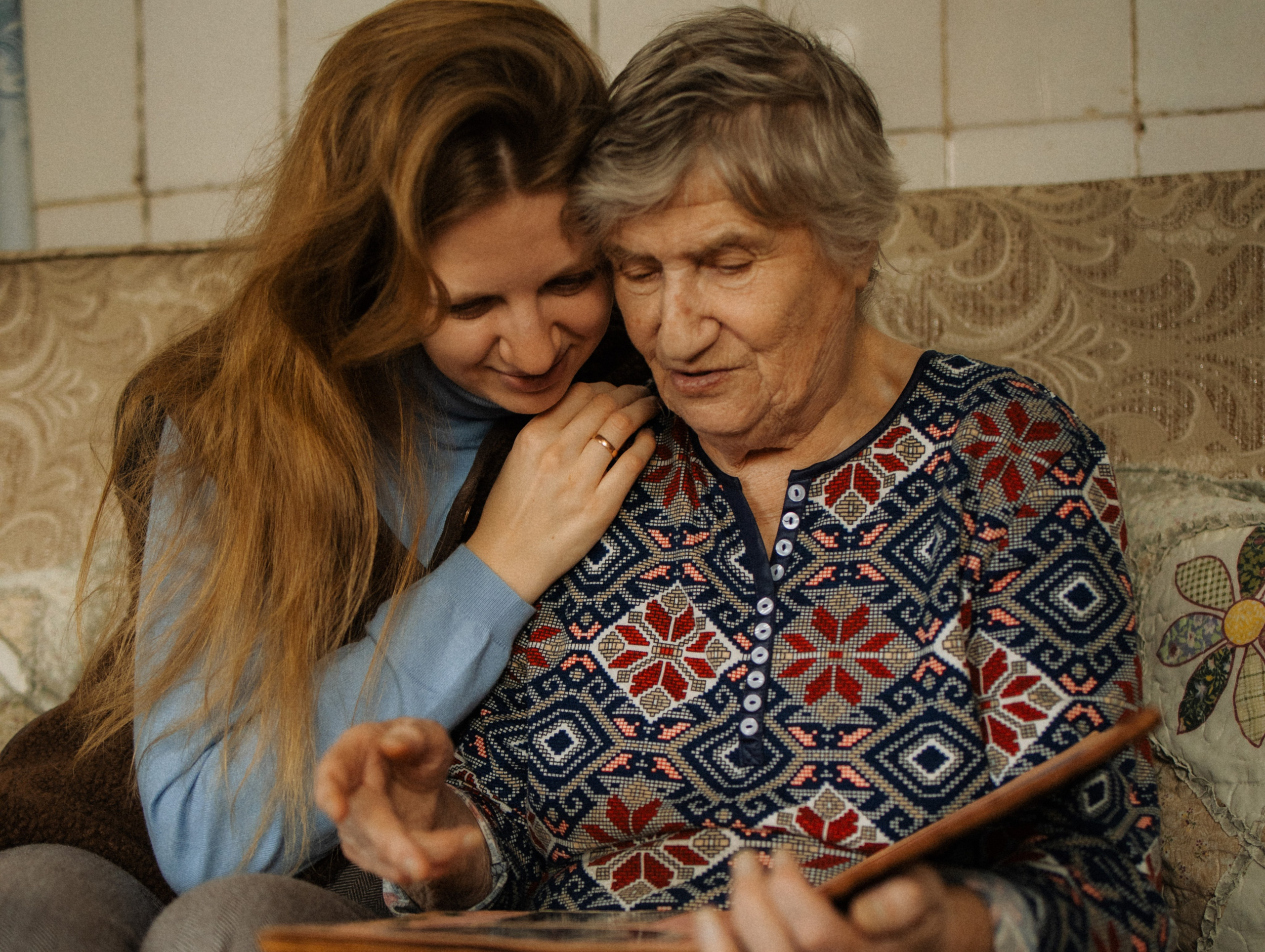 Домашняя история бабушки и внучки. Фотограф Углич и Ярославль Ольга Тятюшкина