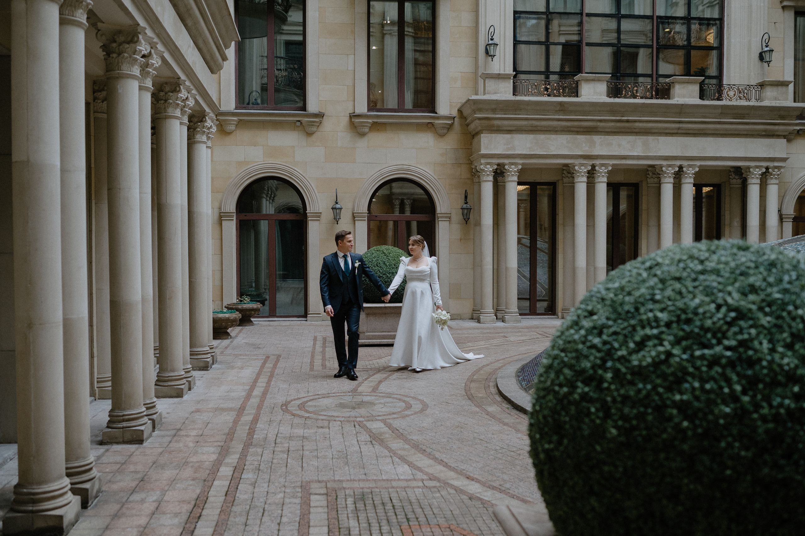 Свадебные сборы и фотосессия в отеле St. Regis. Свадебный фотограф Москва — Сергей и Татьяна