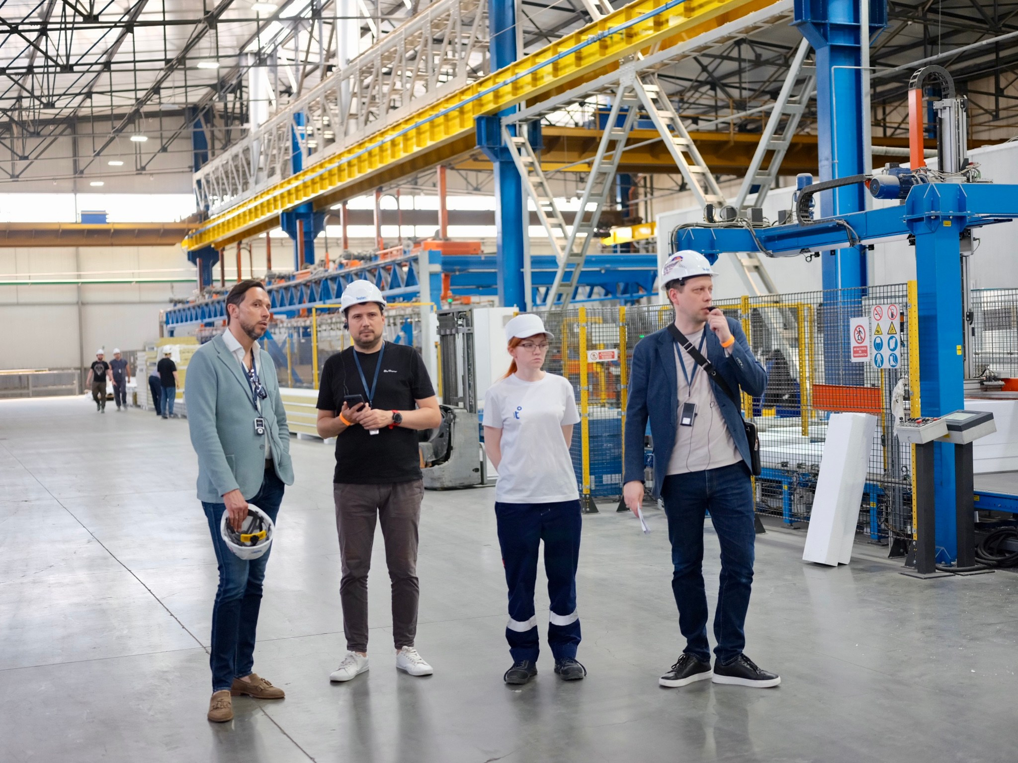 Контролер качества завода Сады Придонья проверяет линию розлива соков на автоматизированном производстве в Волгоградской области