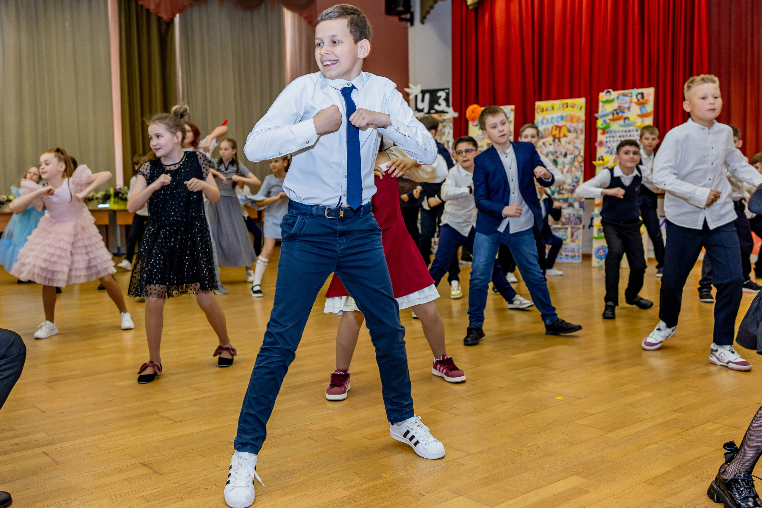 Выпускной праздник в начальной школе. Фотограф и видеограф Москва. Свадебный фотограф, видеограф. Выпускные альбомы. Оживающие альбомы