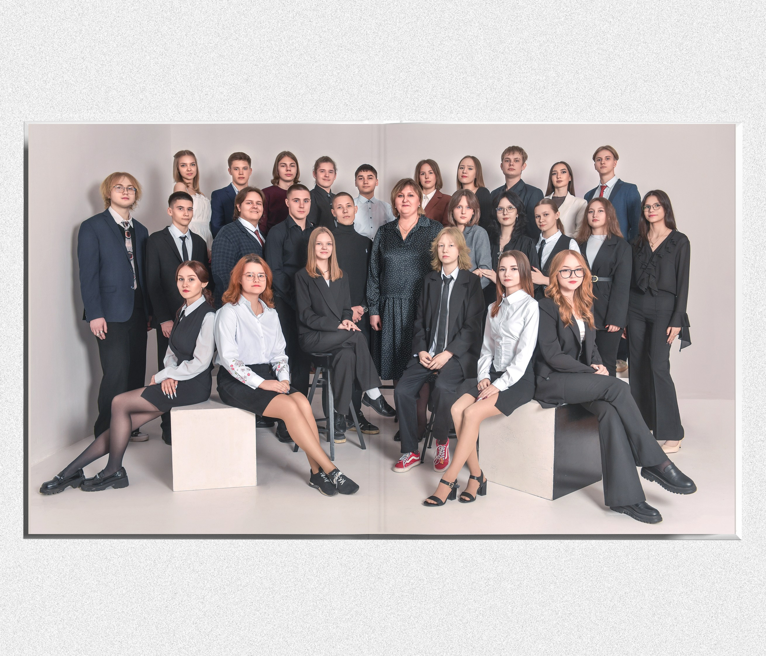 Стильный выпускной альбом «Золото». Выпускные альбомы в Тюмени для школ, садов, вузов спортивных секций