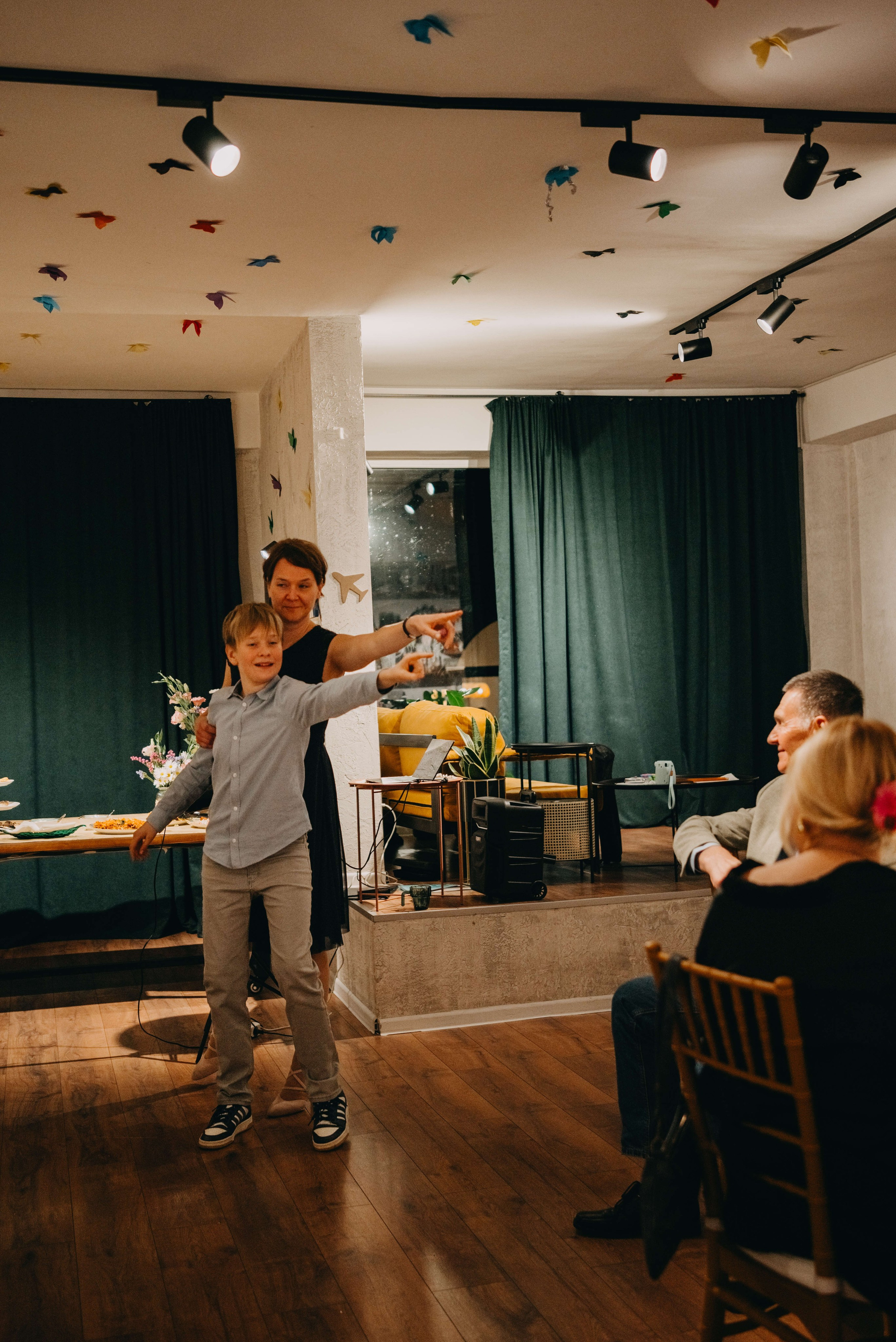 Годовщина свадьбы в кафе. Портретный и свадебный фотограф в Тбилиси • xeniqo