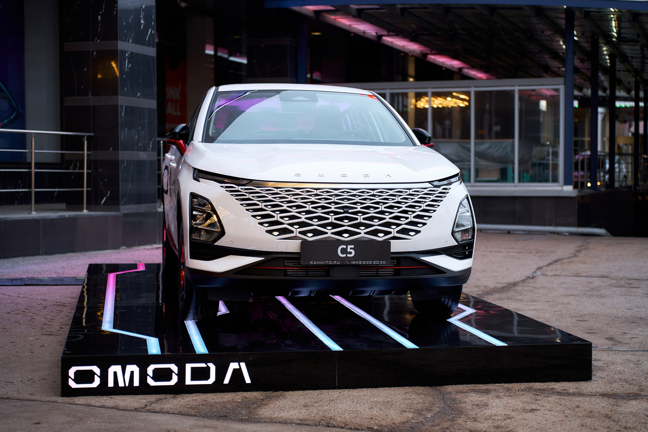 Автомобиль OMODA на промо-стенде — ночная рекламная съёмка Казань