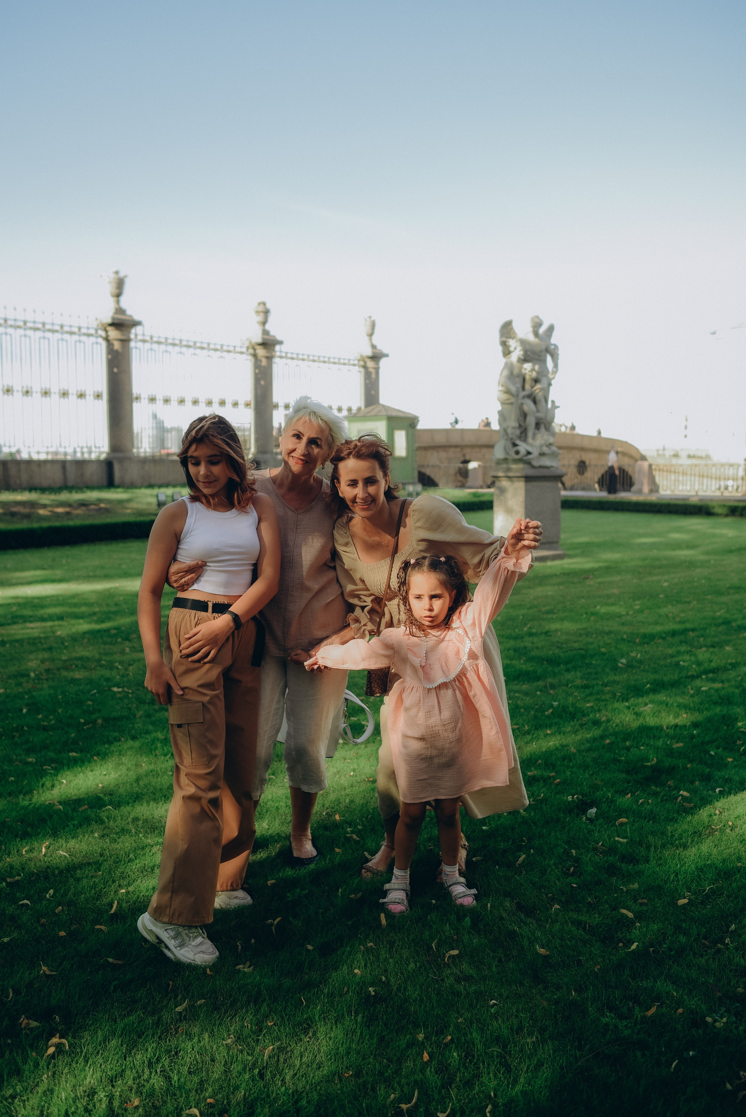 Фотосессия в Летнем саду. Анна, Татьяна, Злата и Эвелина. Семейный и свадебный фотограф в Санкт-Петербурге Яна