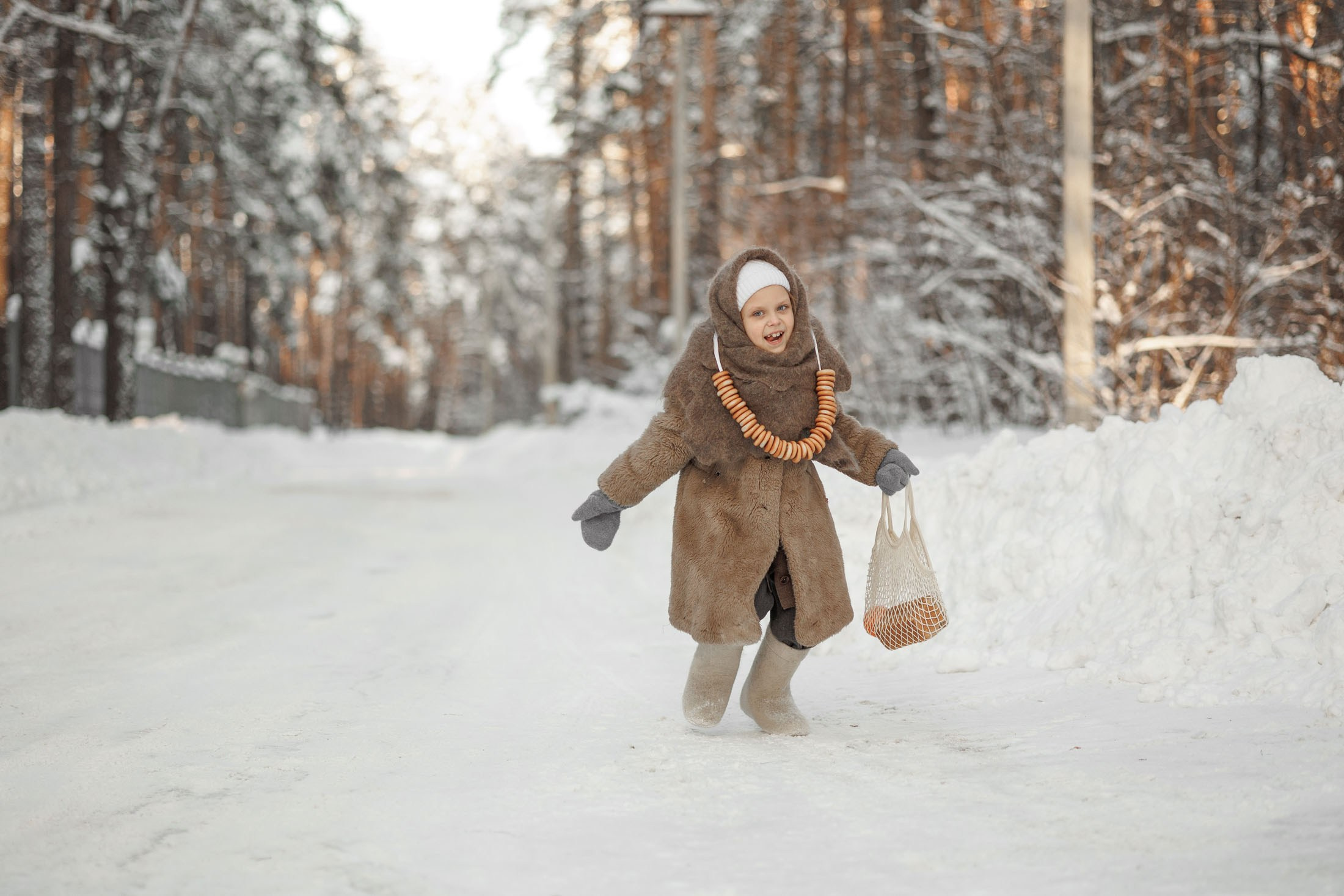 зимняя детская фотосессия в&nbsp;стиле советского времени. Маленькая девочка одета в&nbsp;шубу, валенки и&nbsp;пуховый платок