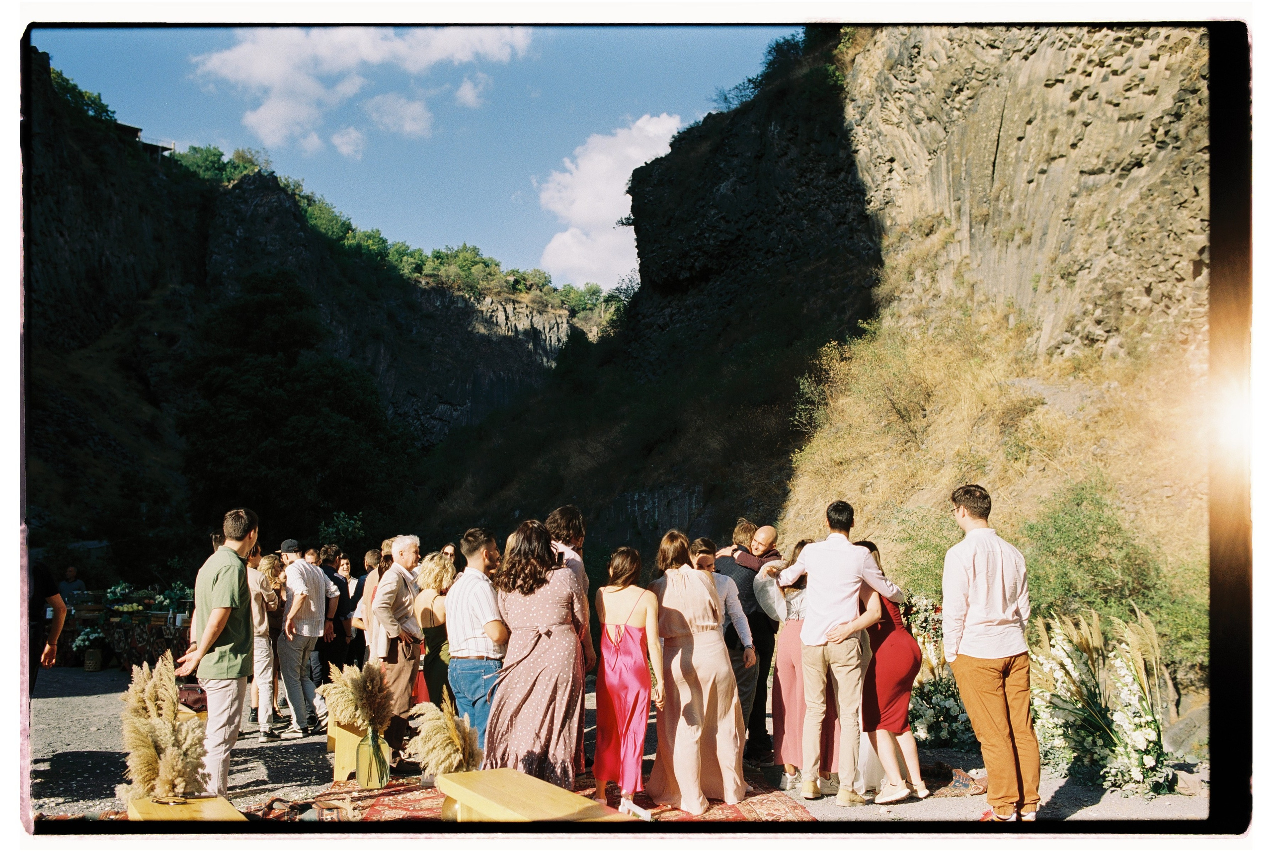 Трогательная свадебная вечеринка в горах Армении. Афина Ефимова. Свадебный фотограф Москва