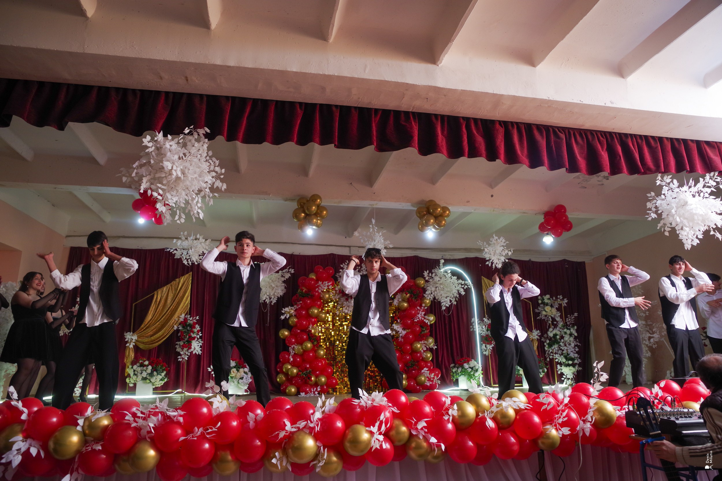 Абаша концерт в школе. Портретный фотограф Денис Милютин