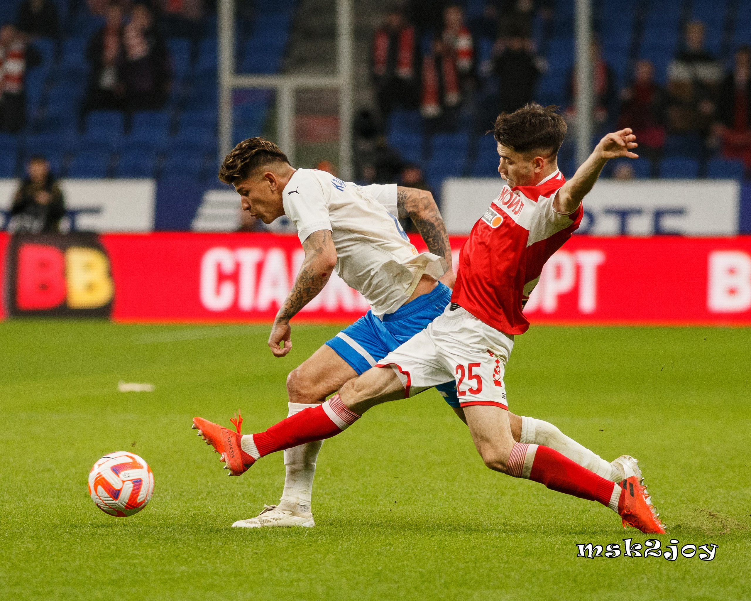 Полузащитник футбольного клуба Спартак Москва Данил Пруцев выбивает мяч у полузащитника футбольного клуба Динамо Москва Гуардо Карраскаля. Фотограф - Михаил Тоцкий.