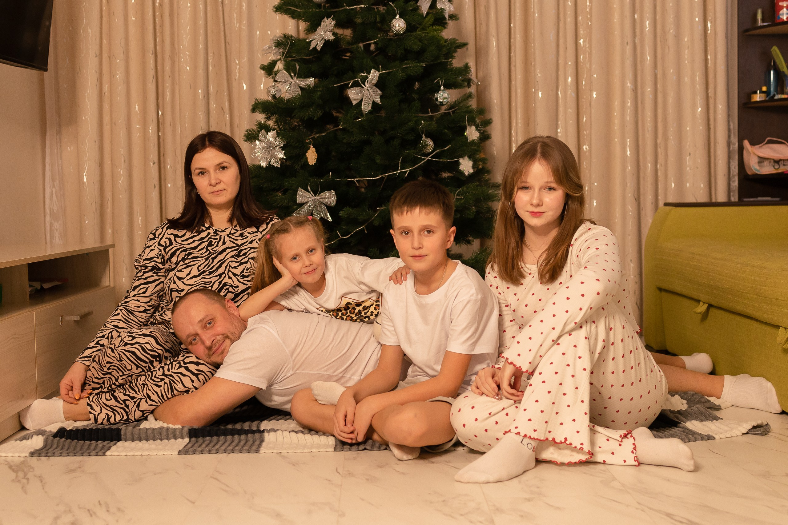 Семейная новогодняя фотосессия дома