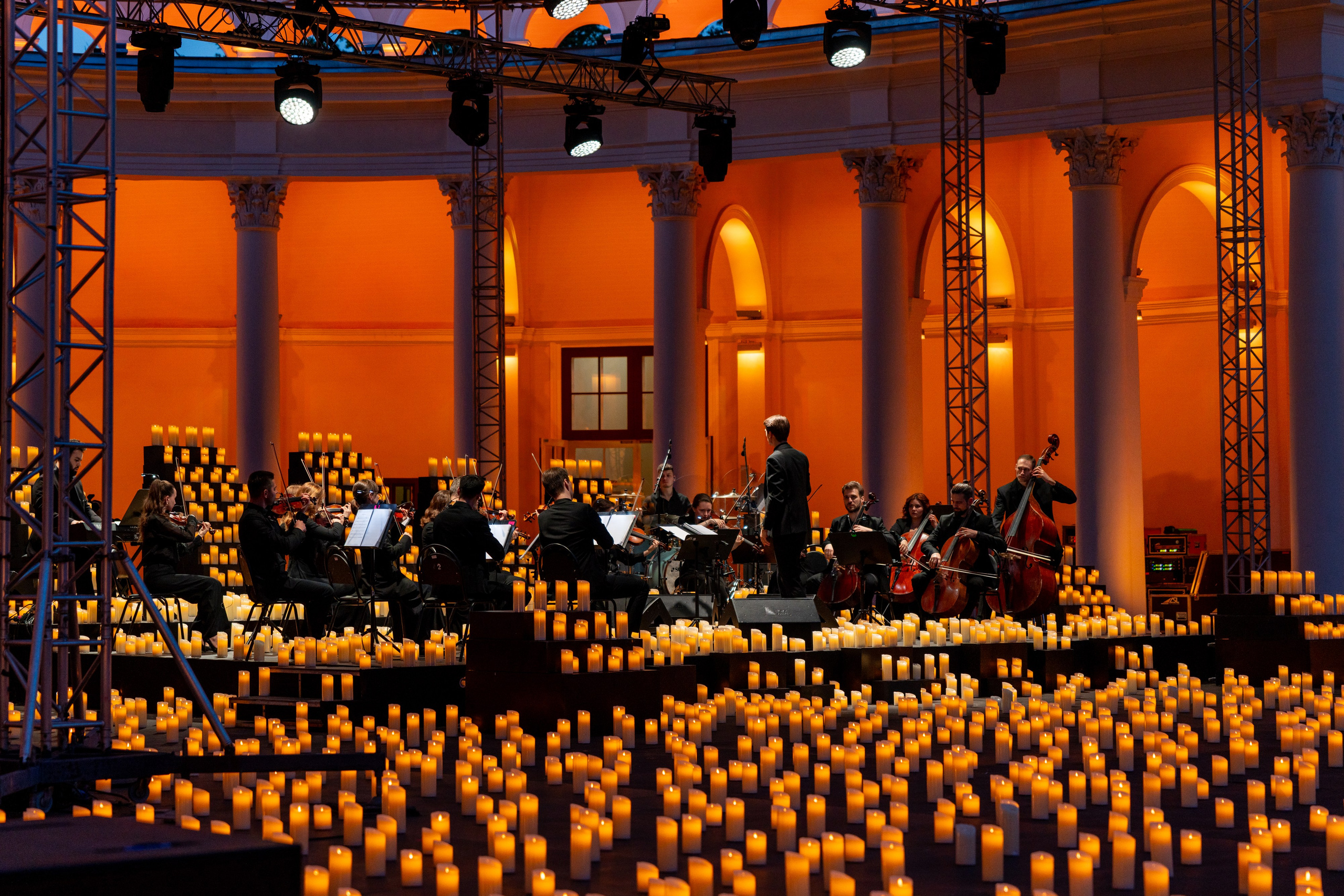 Симфонический оркестр Lumisfera при свечах. Фотограф Никита Комаров
