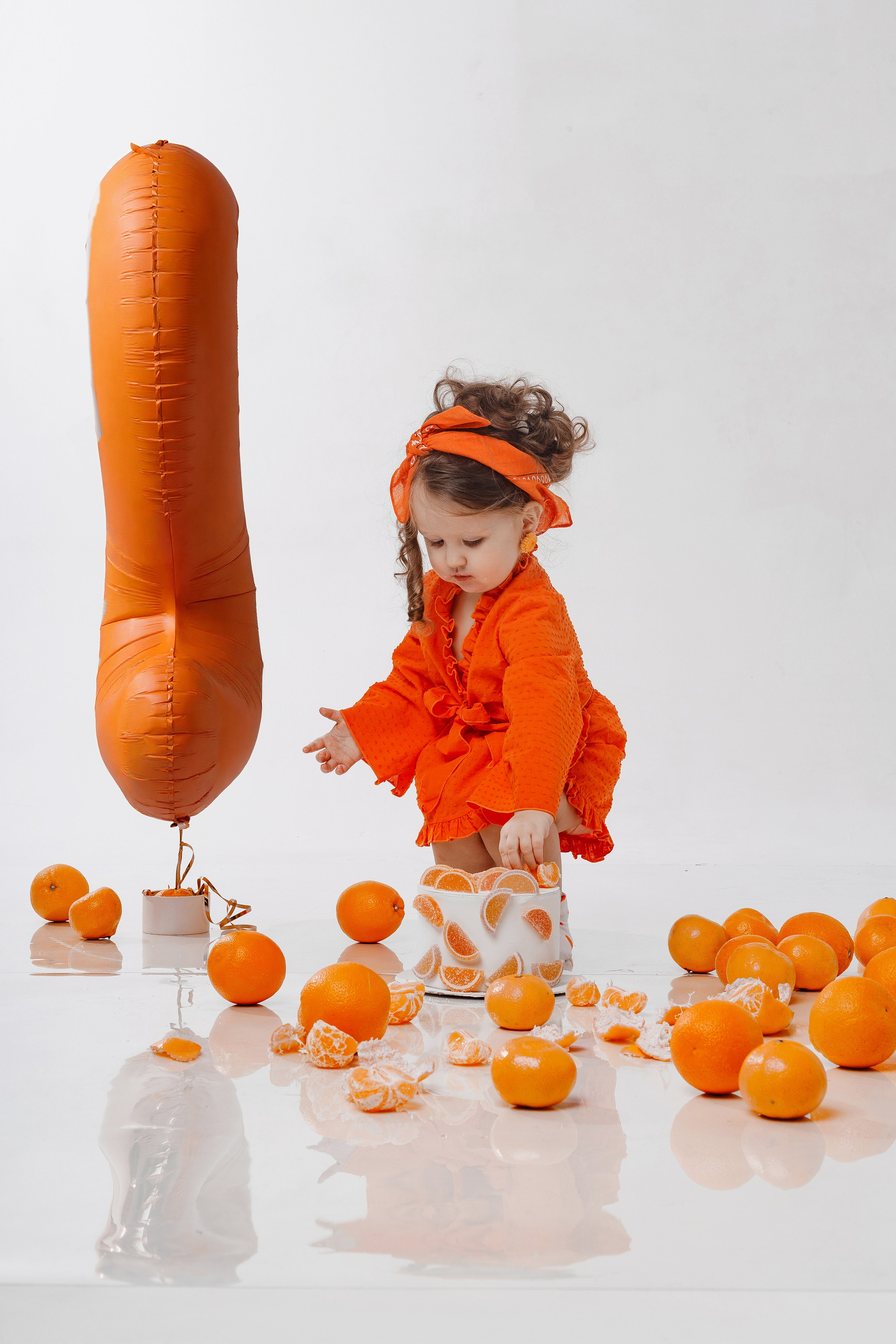 Детская фотосессия с мандаринами в студии в Сочи. Детский студийный фотограф Сочи