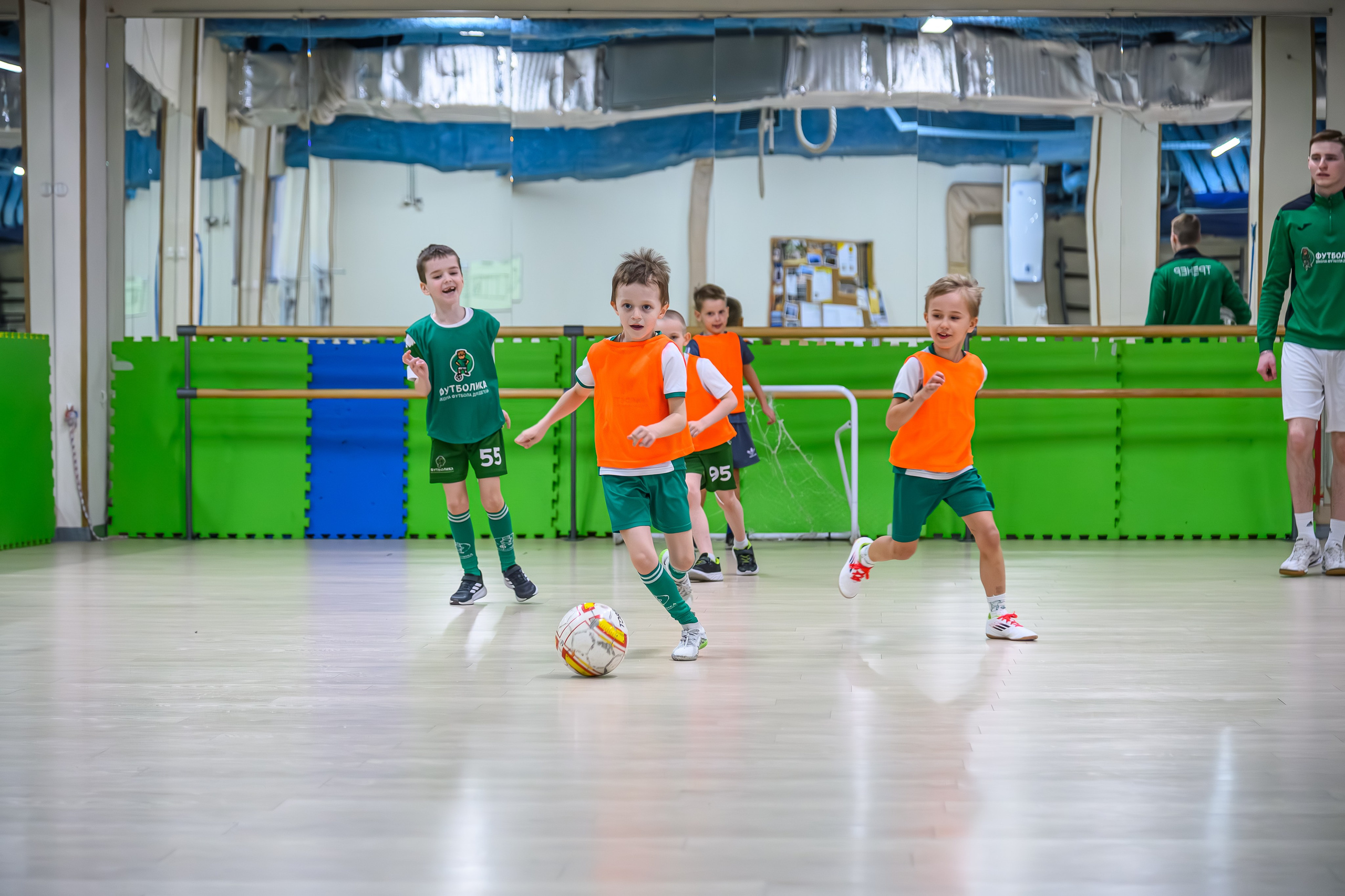 Репортажная фотосъемка детей в секции по футболу, в Москве с профессиональным репортажным фотографом. Обработка фото без фильтров, живые фото. 