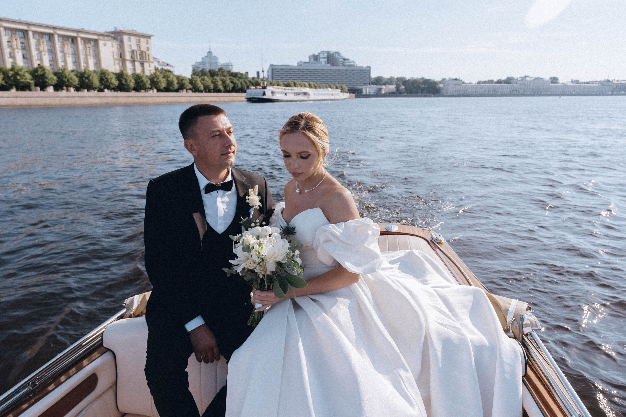 СВАДЕНБНАЯ СЬЕМКА НА КАТЕРЕ ПО КАНАЛАМ САНКТ-ПЕТЕРБУРГА И В АКВАТОРИИ НЕВЫ. Профессиональный фотограф, Санкт-Петербург — Виктория Богомолова