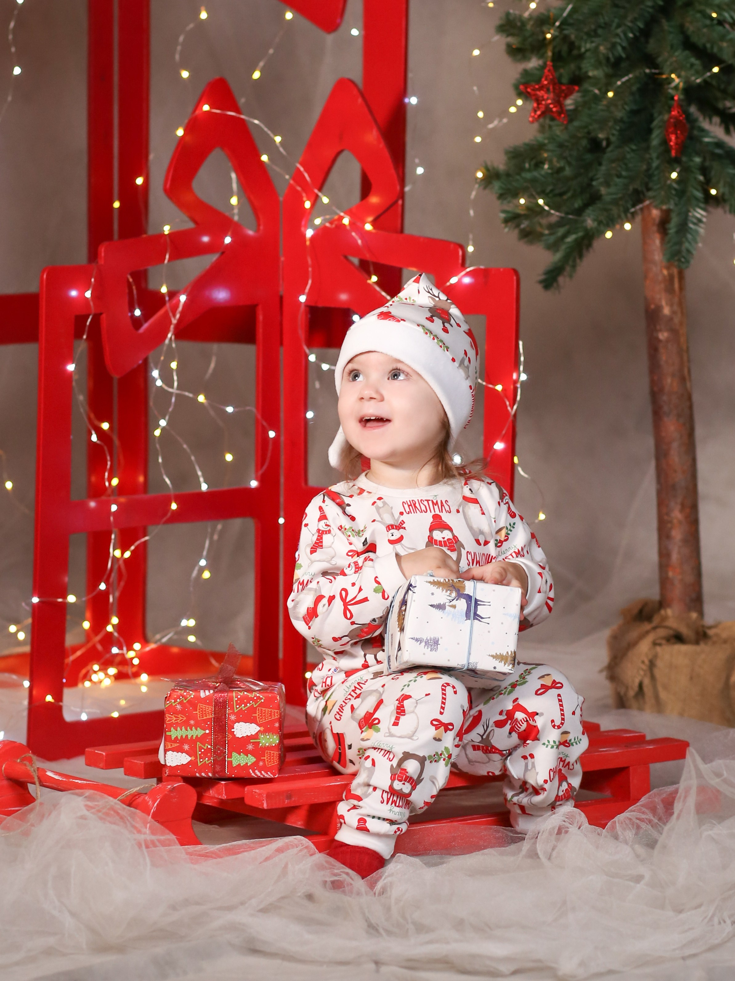 Общее фото в детском саду с выездным реквизитом в Тюмени. Выпускные альбомы в Тюмени для школ, садов, вузов спортивных секций