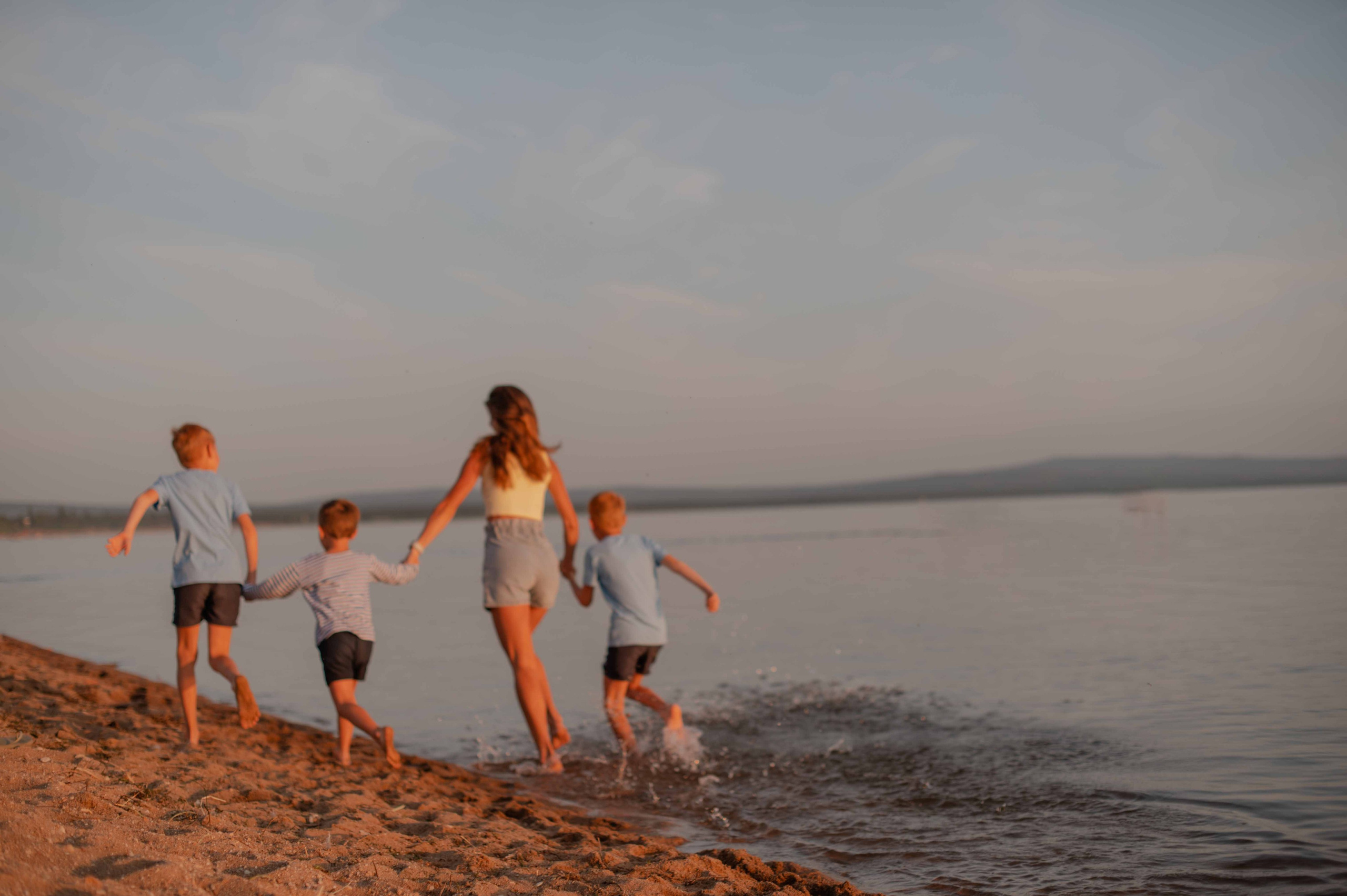 Катя и детишки на Арахлее. Фотограф Виктория Воронина