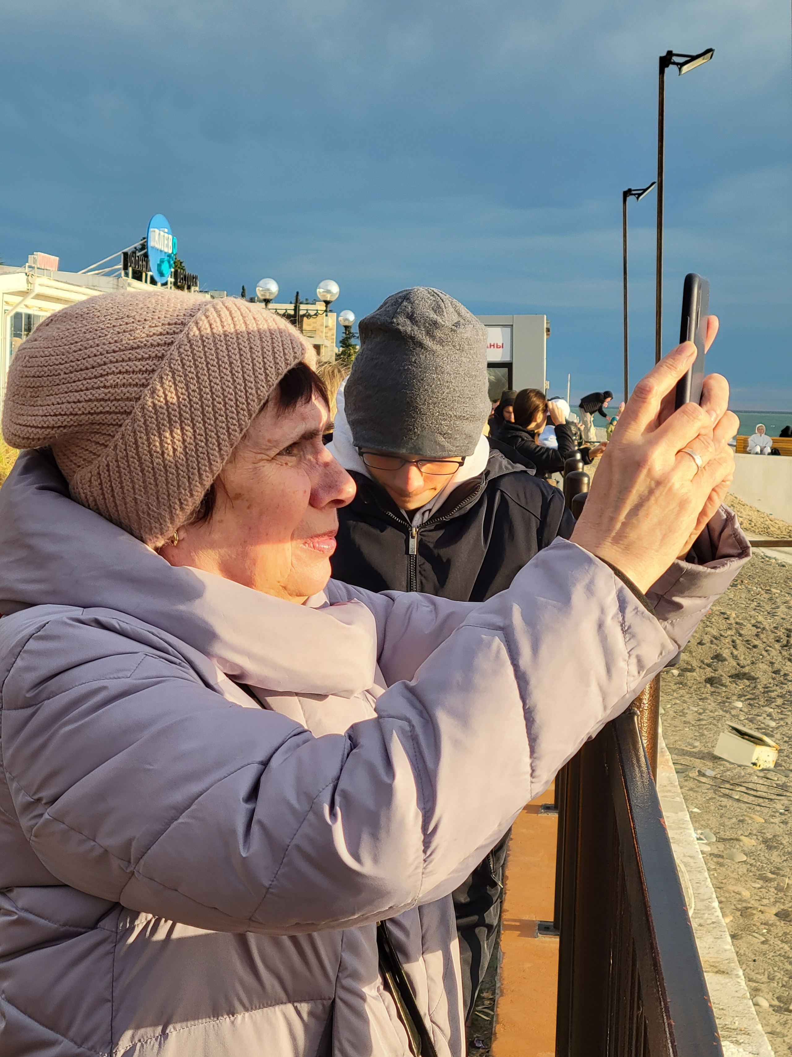 И бабушка, и внук увлечены телефонами