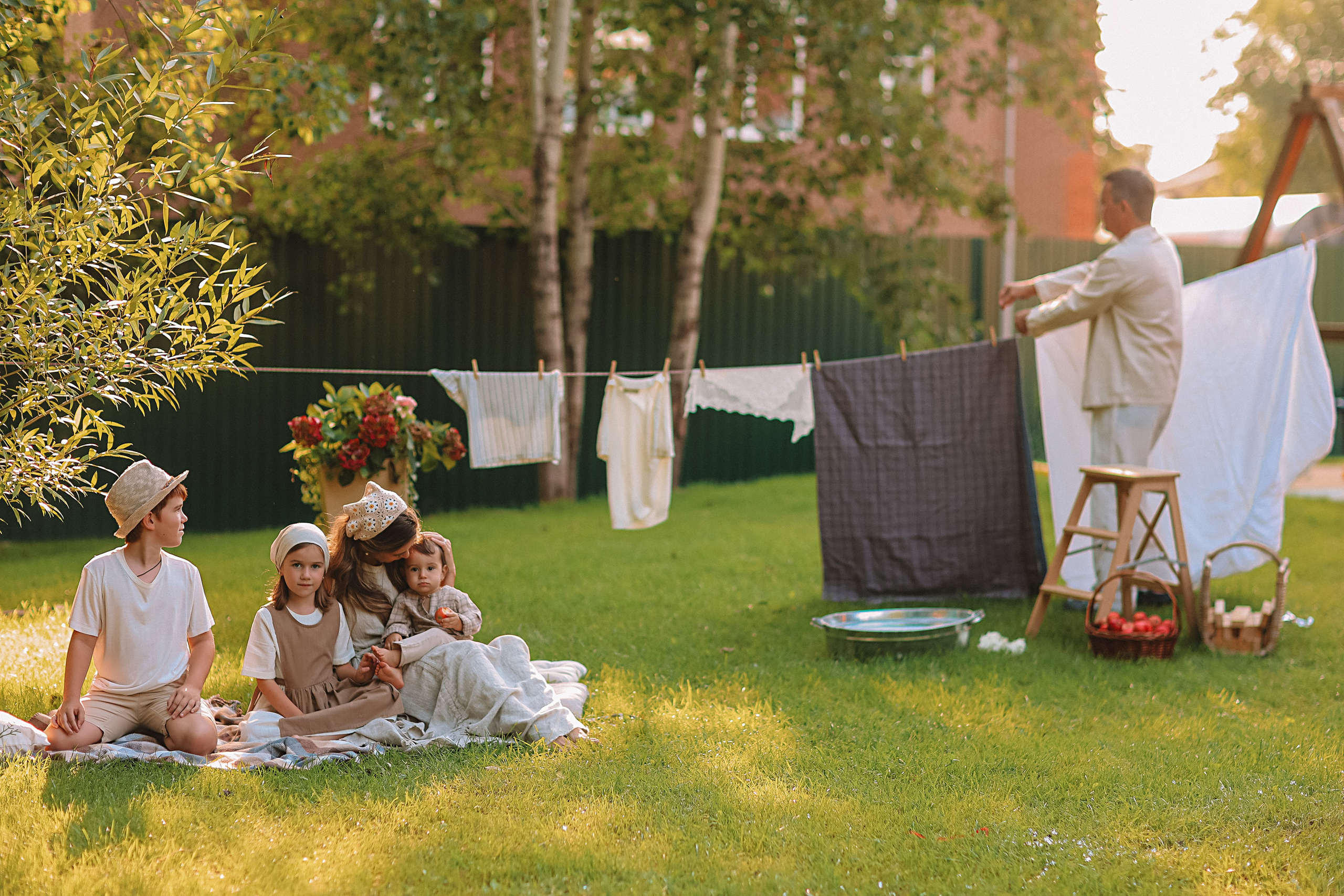 Стирка у дома. Семейный фотограф Тюмень, фотограф на роды Салмина Мария