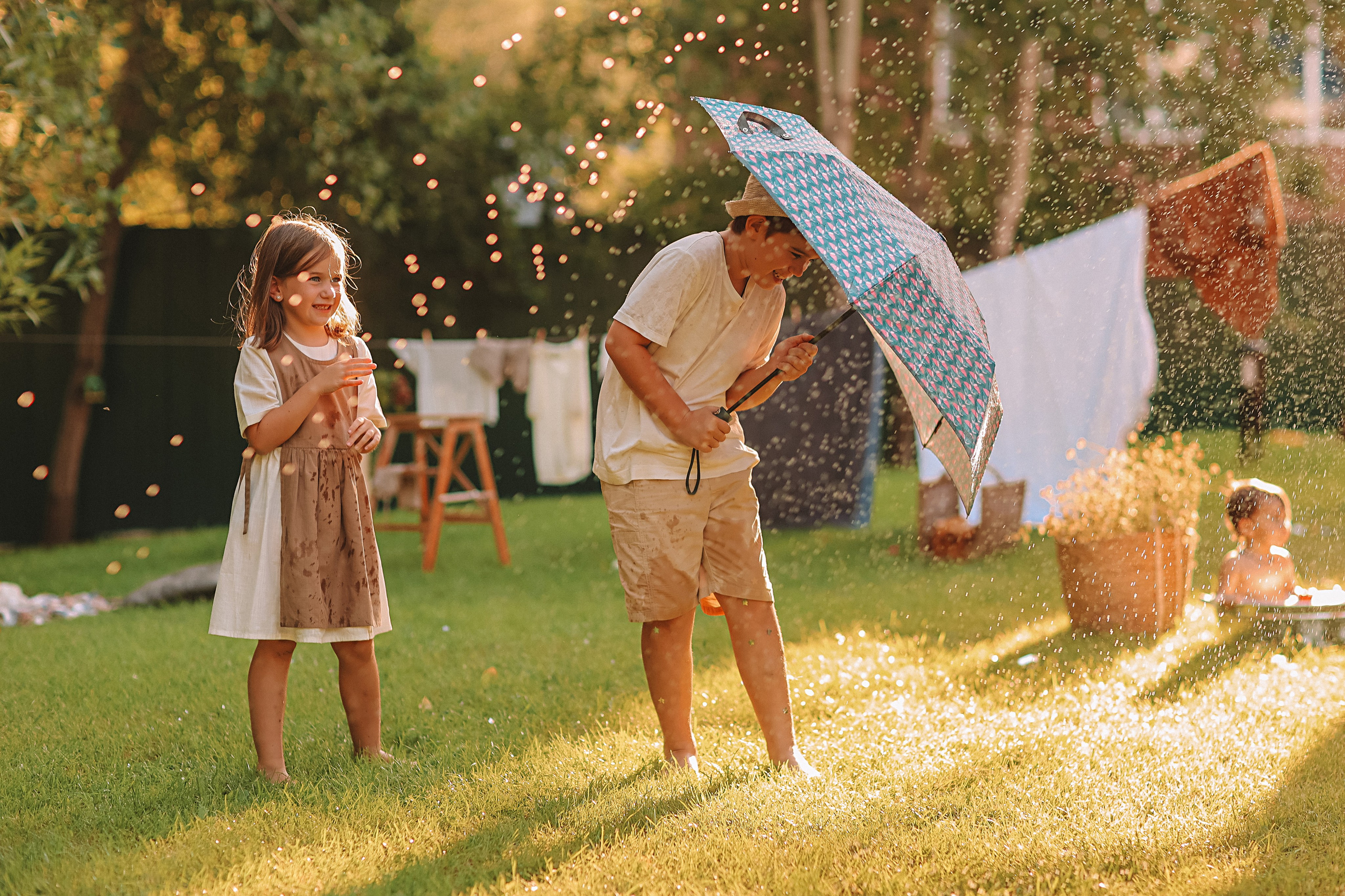 Стирка у дома. Семейный фотограф Тюмень, фотограф на роды Салмина Мария