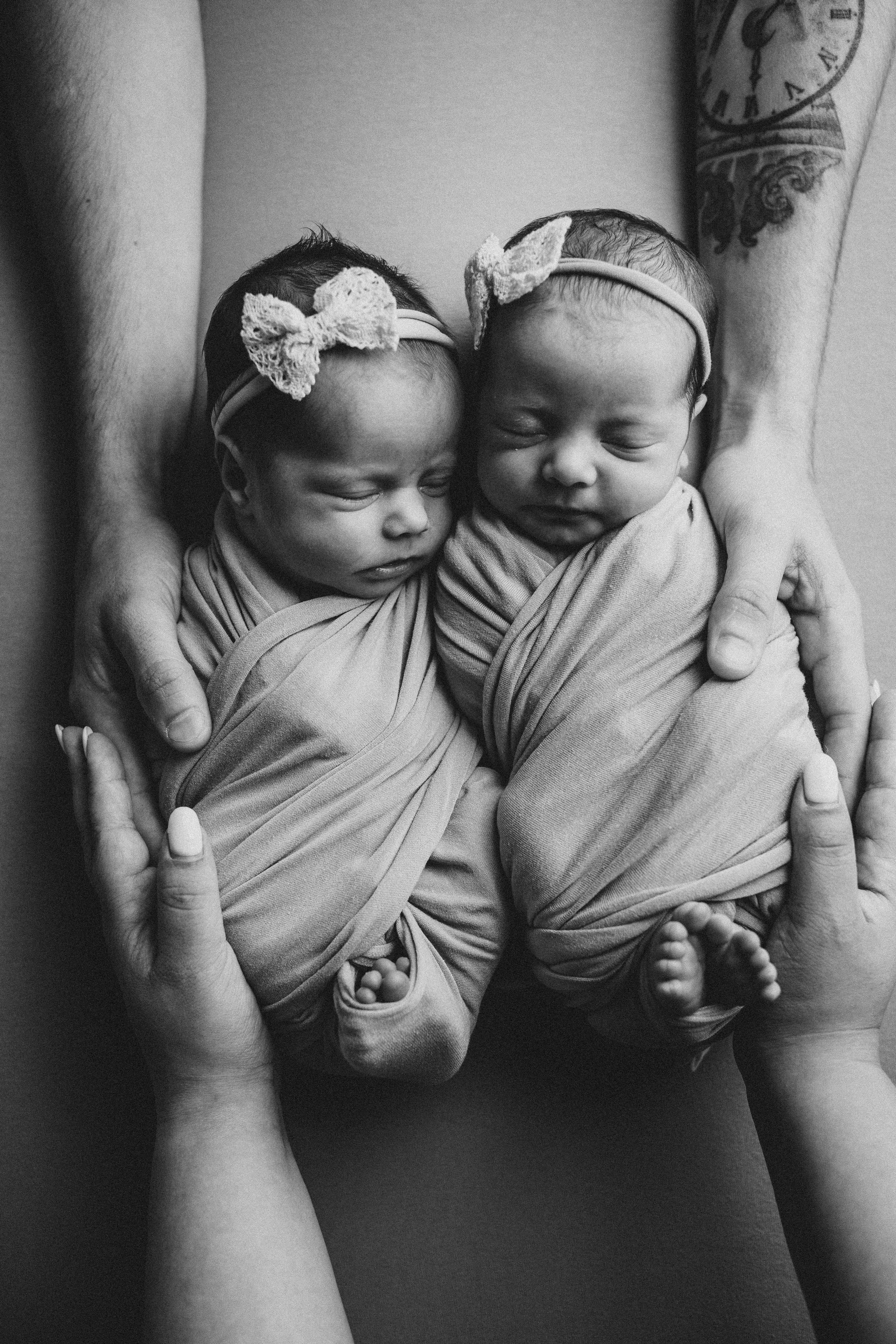 Фотосъемка двойни. Фотограф новорожденных малышей в Омске и Омской области Эльвира Камаева