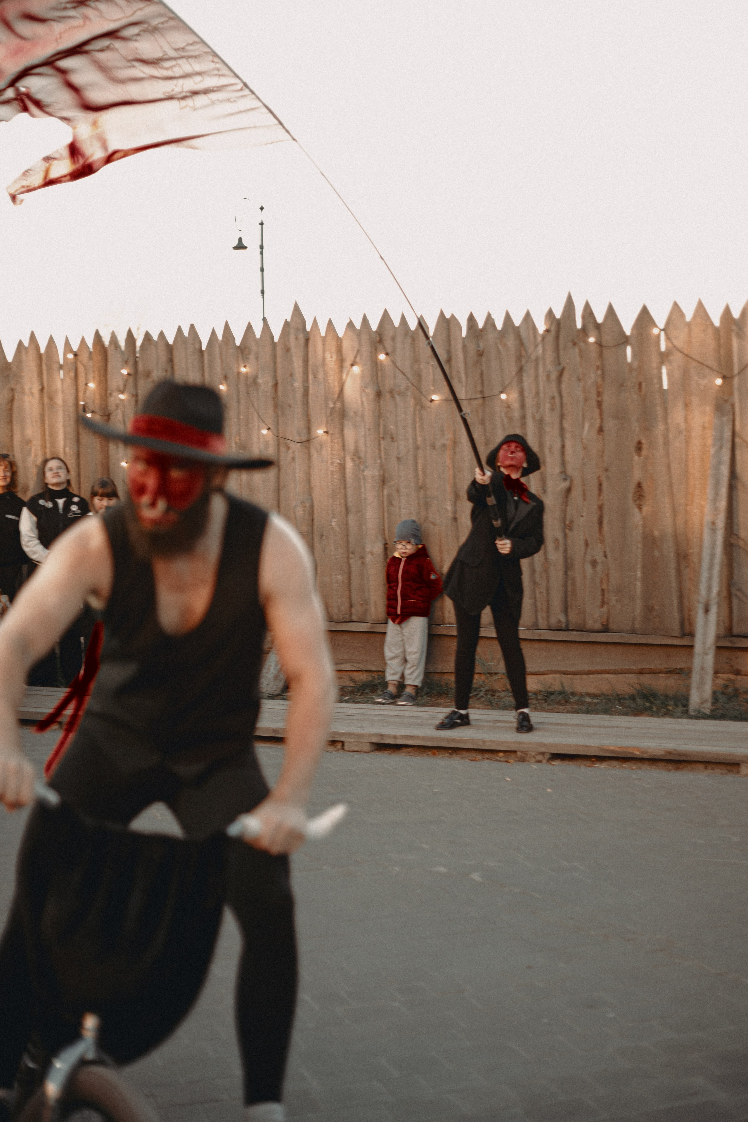 Спектакль «Куриное кабаре» от Свободного молодежного театра | Тобольск. Арт-фотограф Крис Л. в Тобольске: портрет, семейные, свадьбы