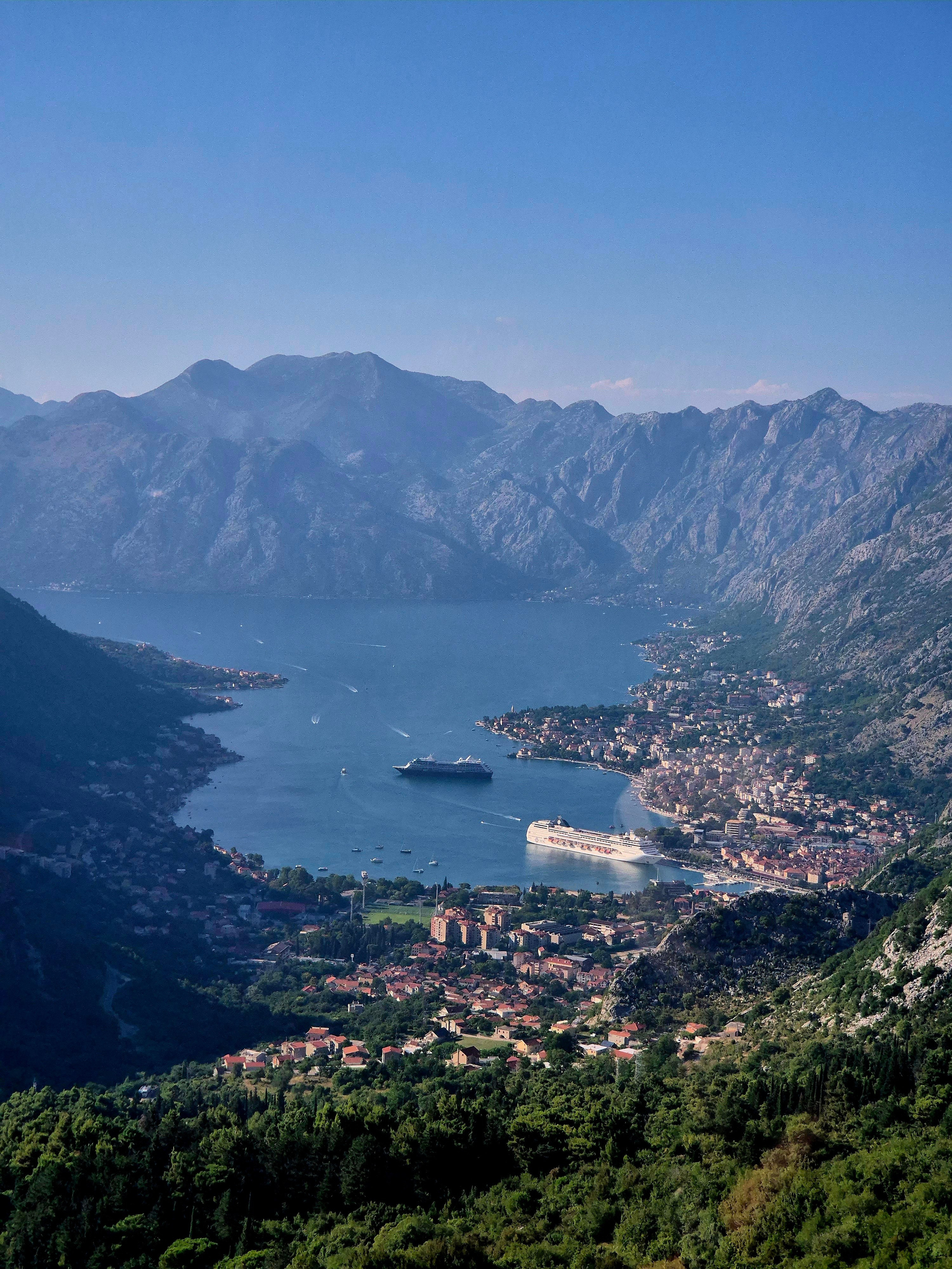 На обратной дороге хотели заехать на смотровую площадку, но наткнулись на только открывшийся фуникулер