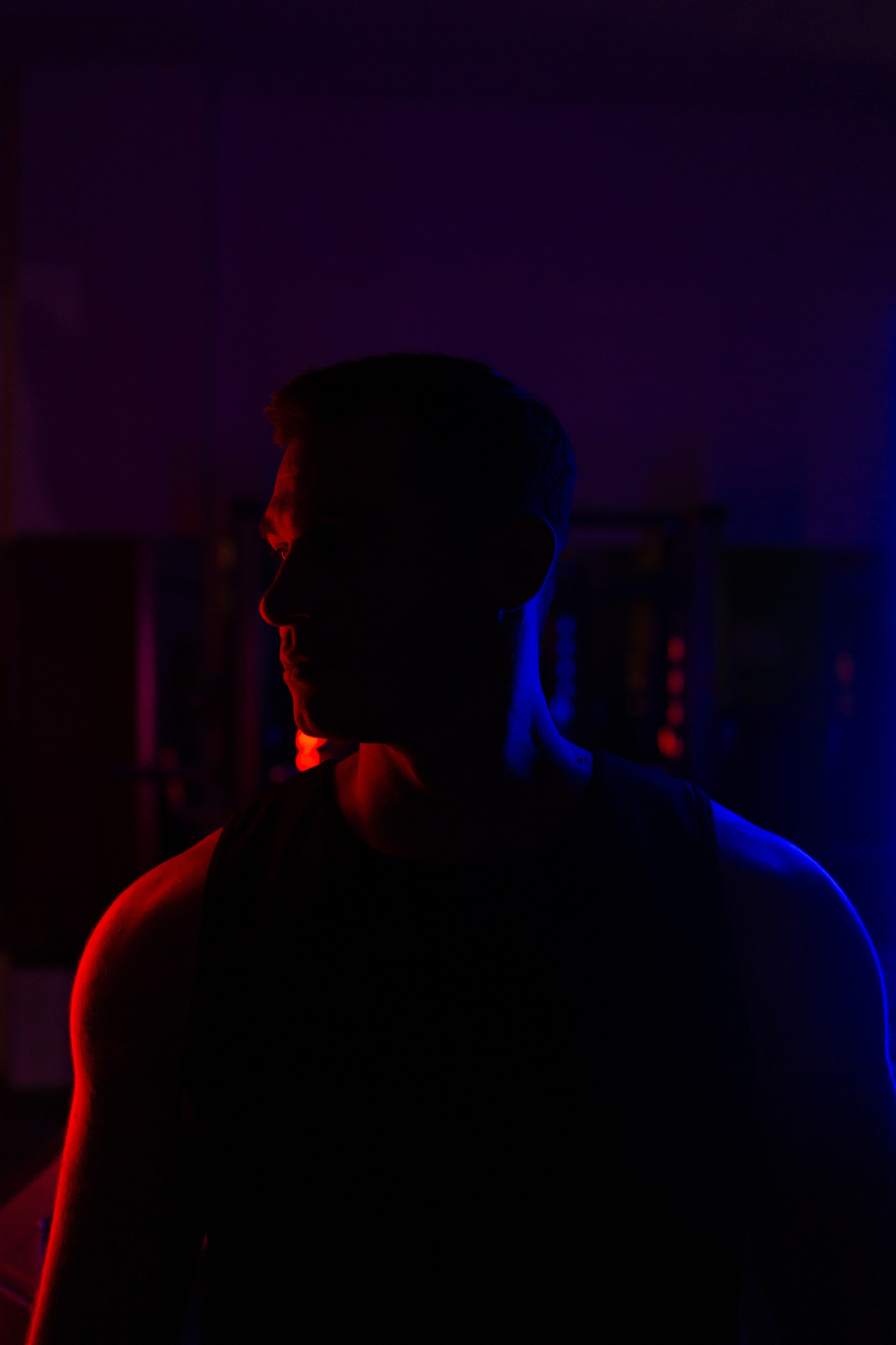 Цветной контур мужской профиль в темноте.