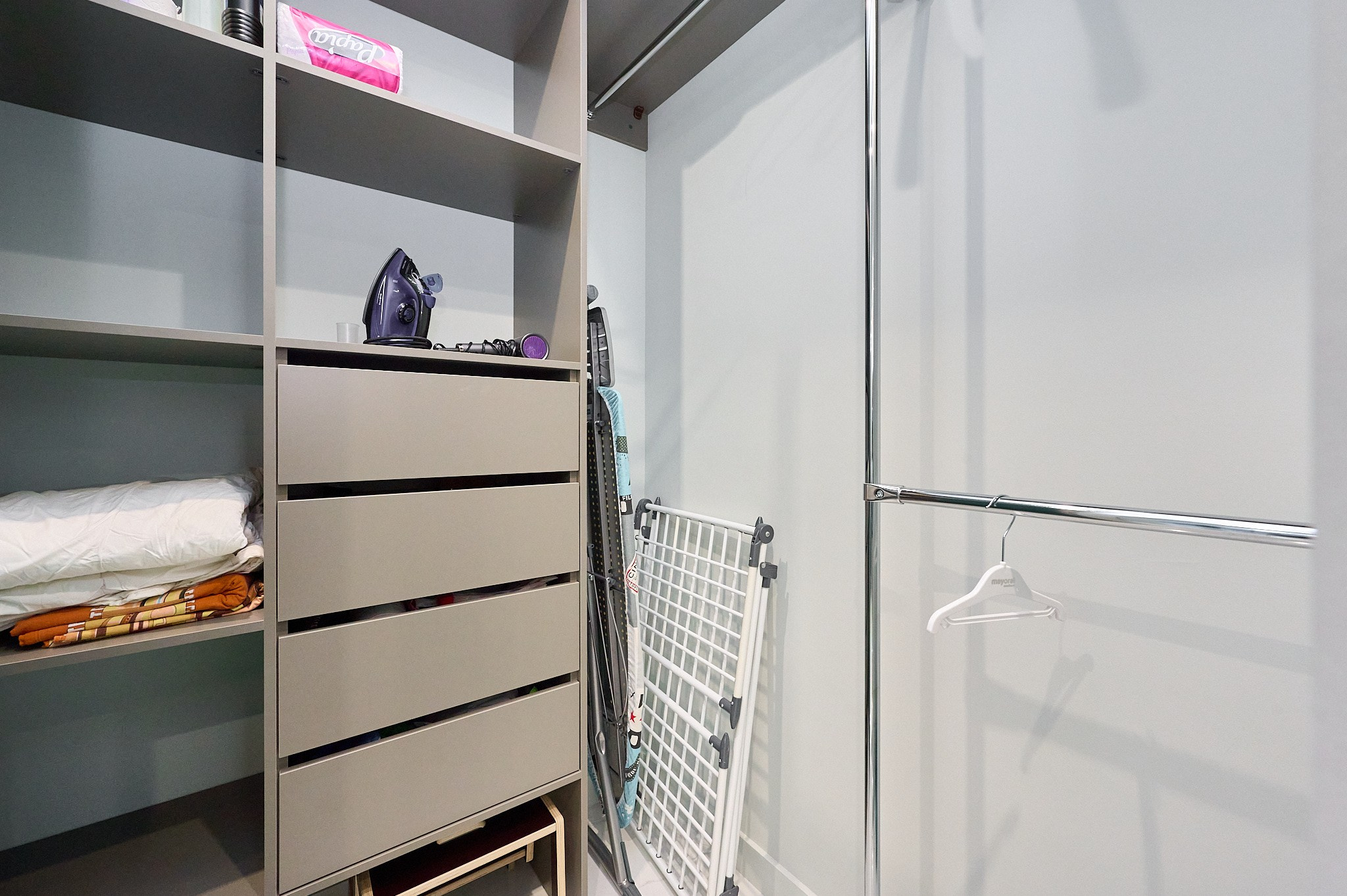 гардероб светлый шкаф с ящиками и полками