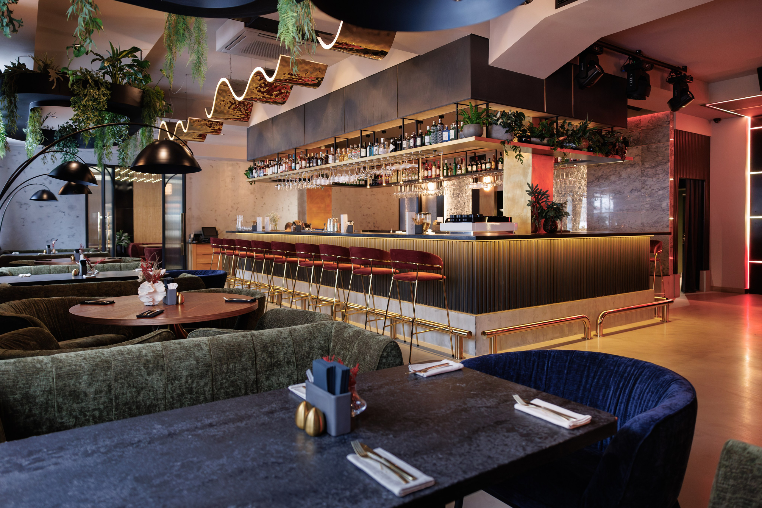 Фотограф для интерьерной съемки ресторана. Контент для бизнеса в Екатеринбурге Полдень Медиа