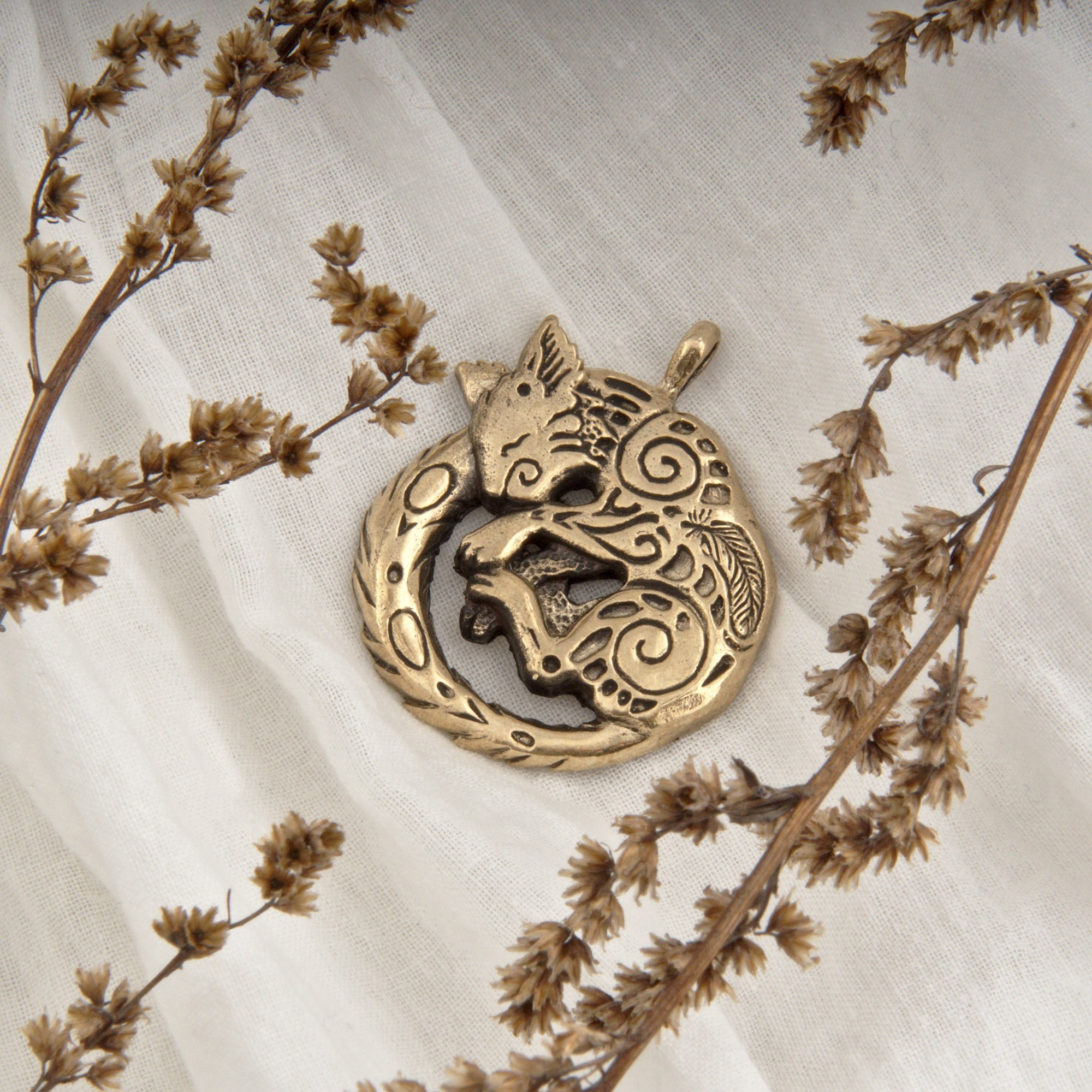 На светлом фоне. Предметный фотограф Мария Белка