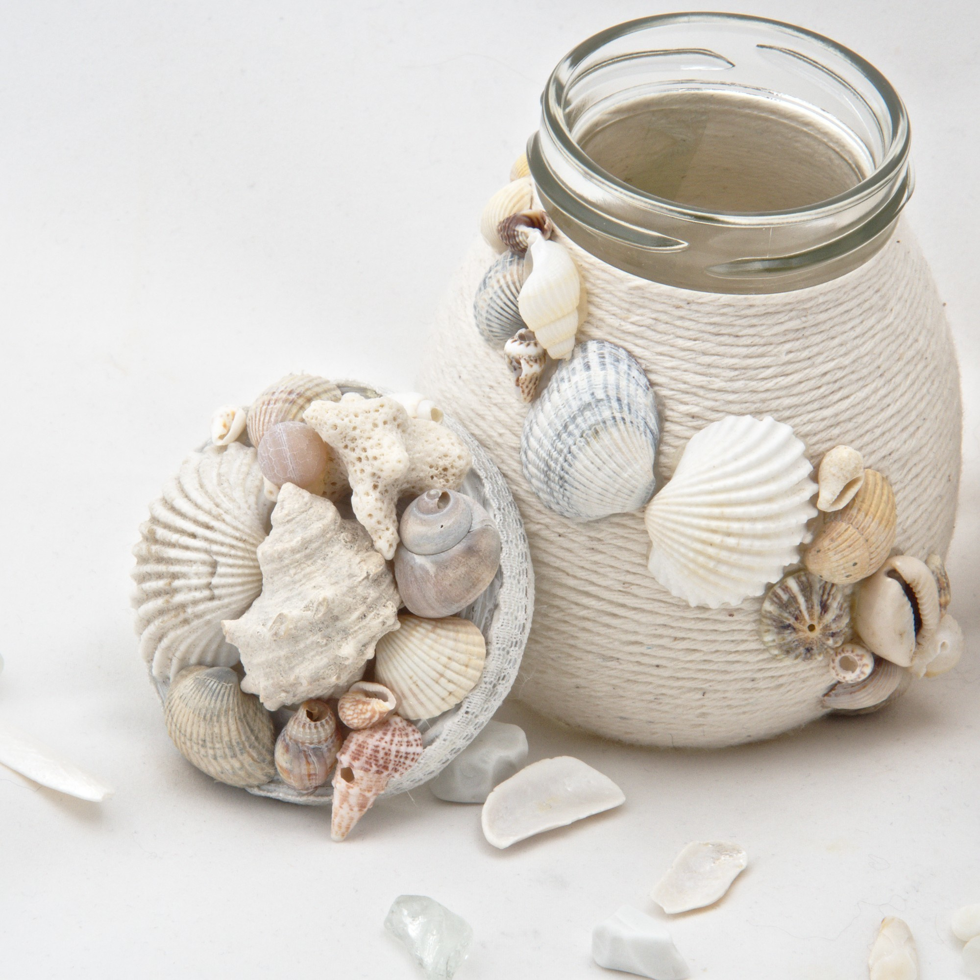 На светлом фоне. Предметный фотограф Мария Белка