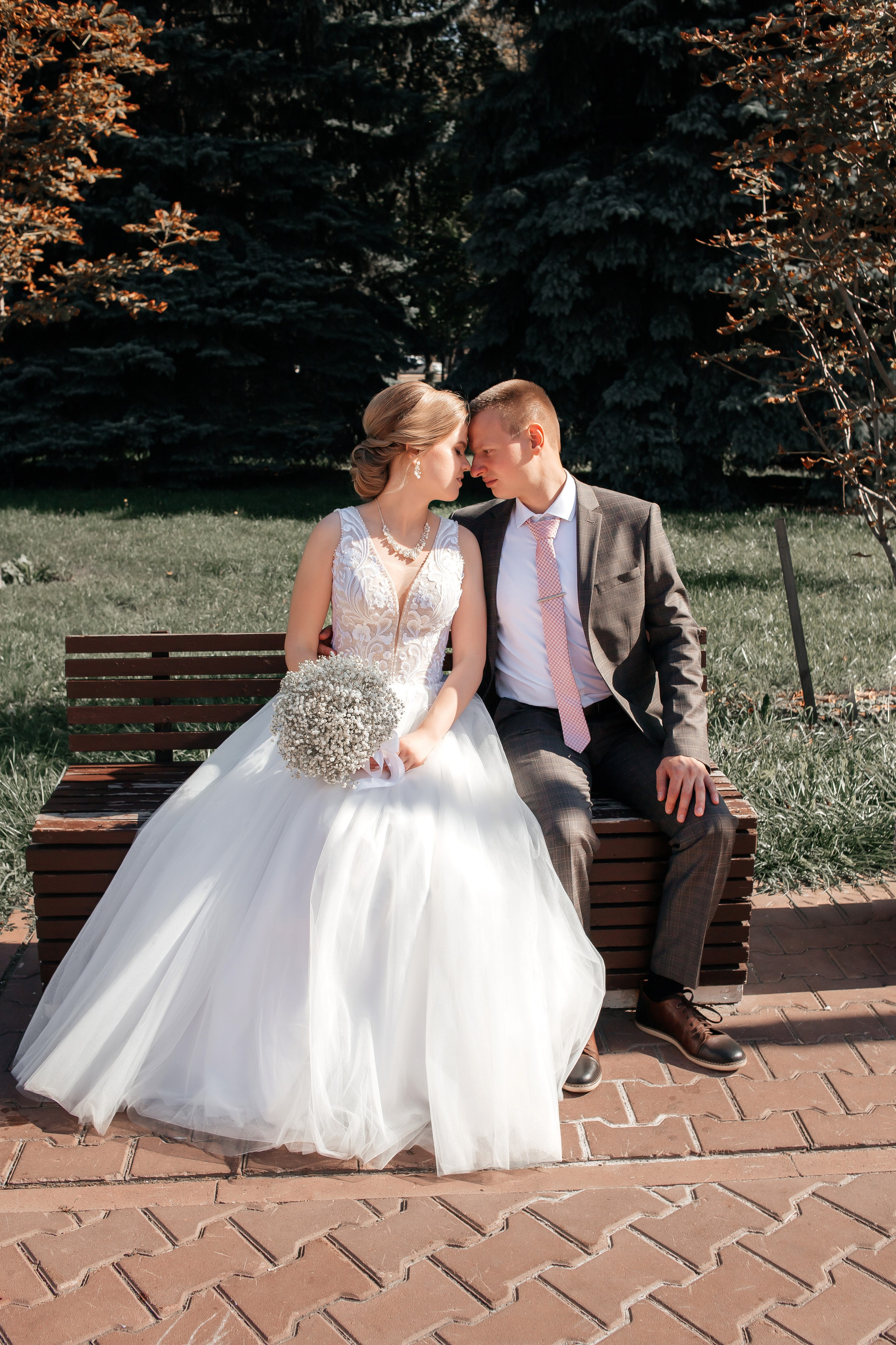 Свадебная прогулка двоих на Стрелке и в автозаводском Парке. И в фотостудии СОЛЬ в Автозаводском районе. Свадебный фотограф и фотограф Love-Store в Нижнем Новгороде Анастасия