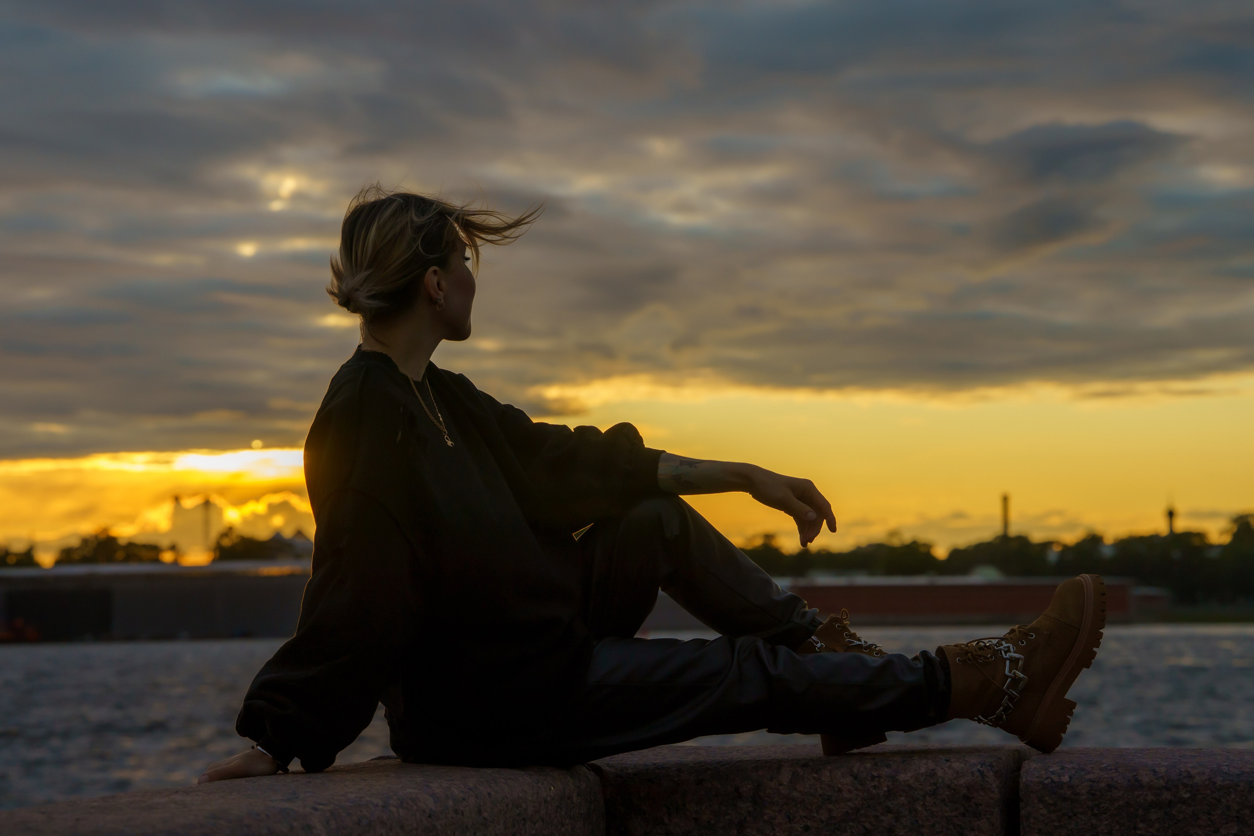 Фотография портрет девушки во время вечерней прогулки по Санкт-Петербургу