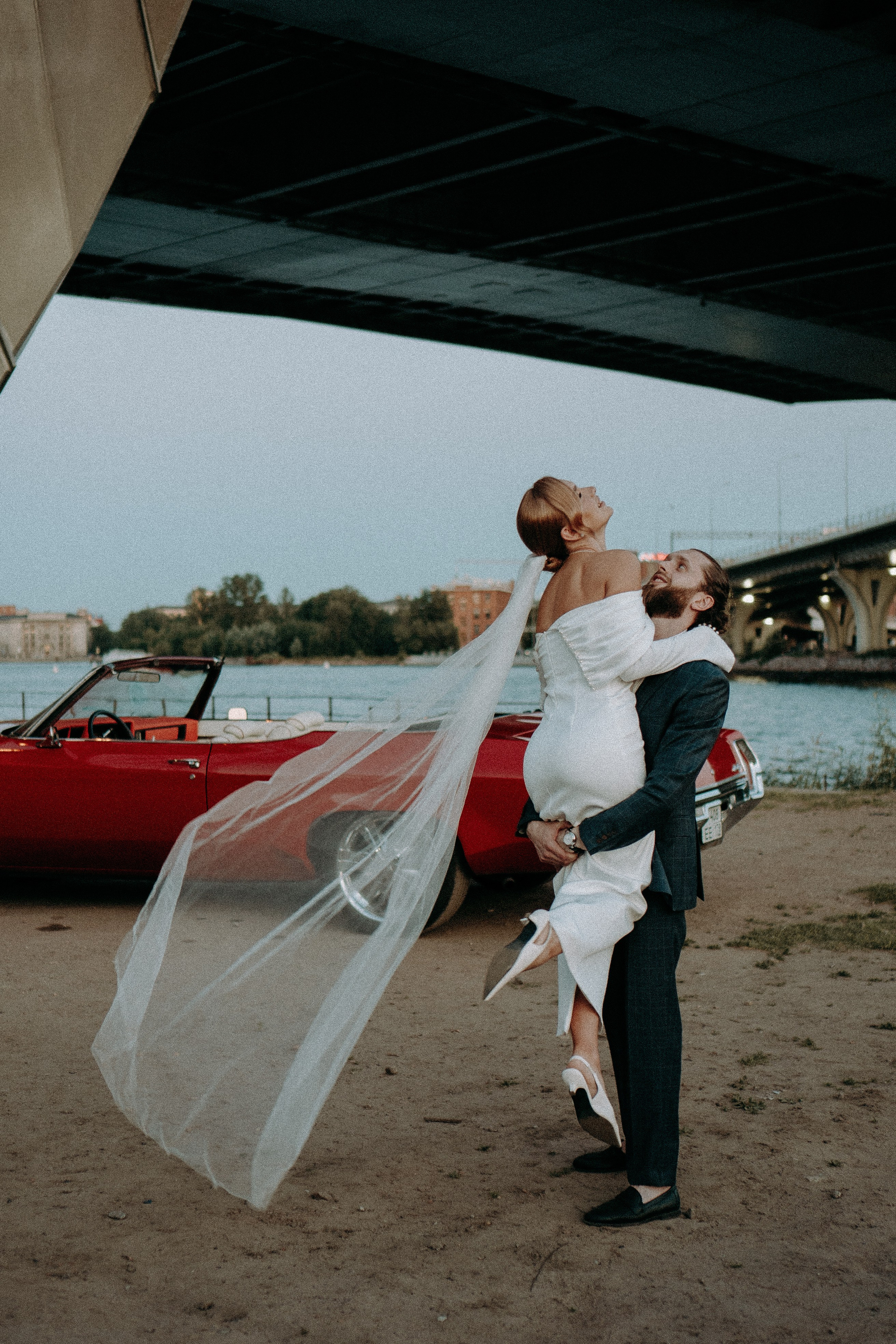 СВАДЕБНАЯ СЬЕМКА ВОЗЛЕ МСОТА БЕТАНКУРА НА КАБРИОЛЕТЕ. Профессиональный фотограф, Санкт-Петербург — Виктория Богомолова