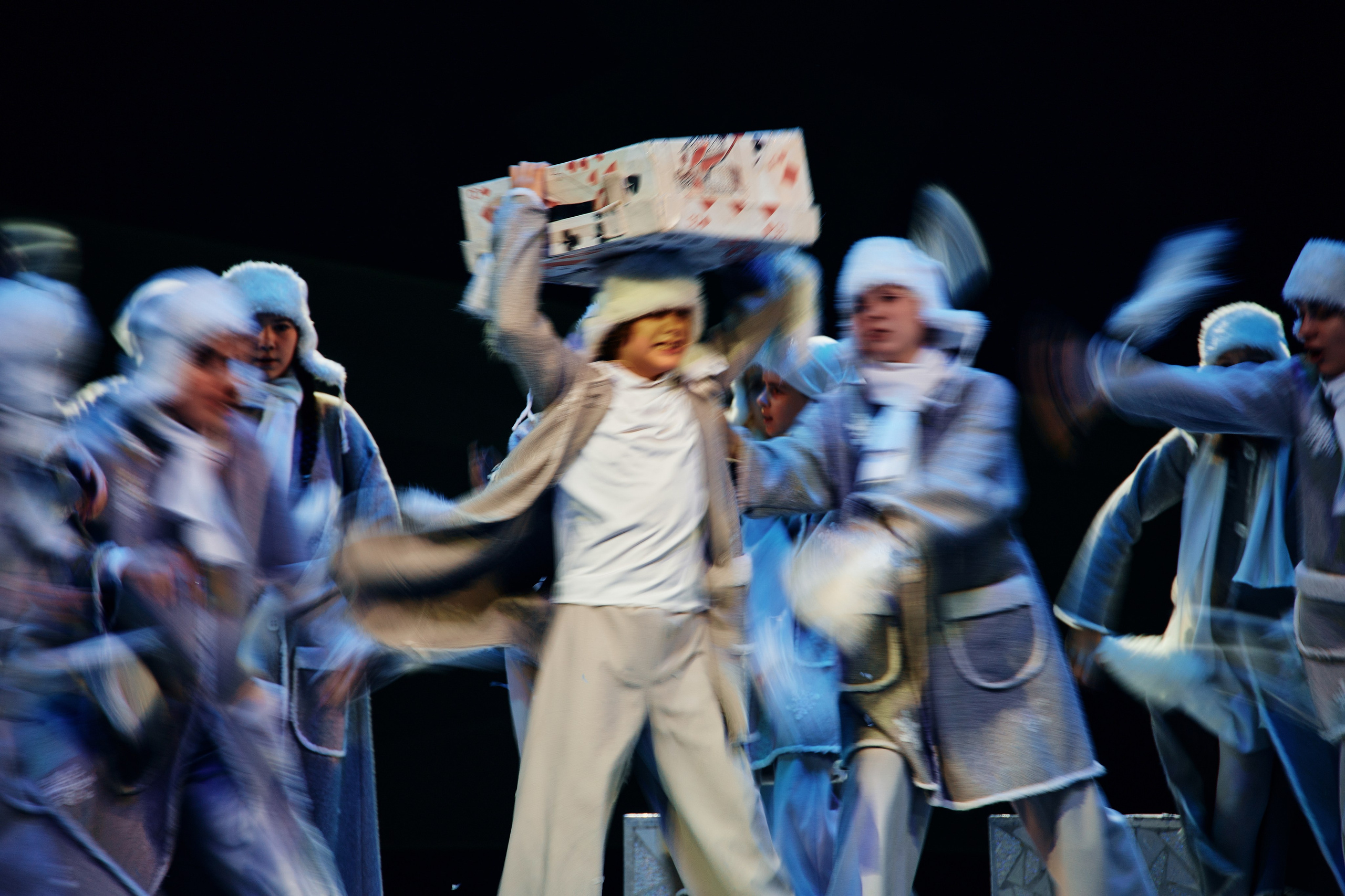 Сцена с бандой разбойников в спектакле "Снежная королева"