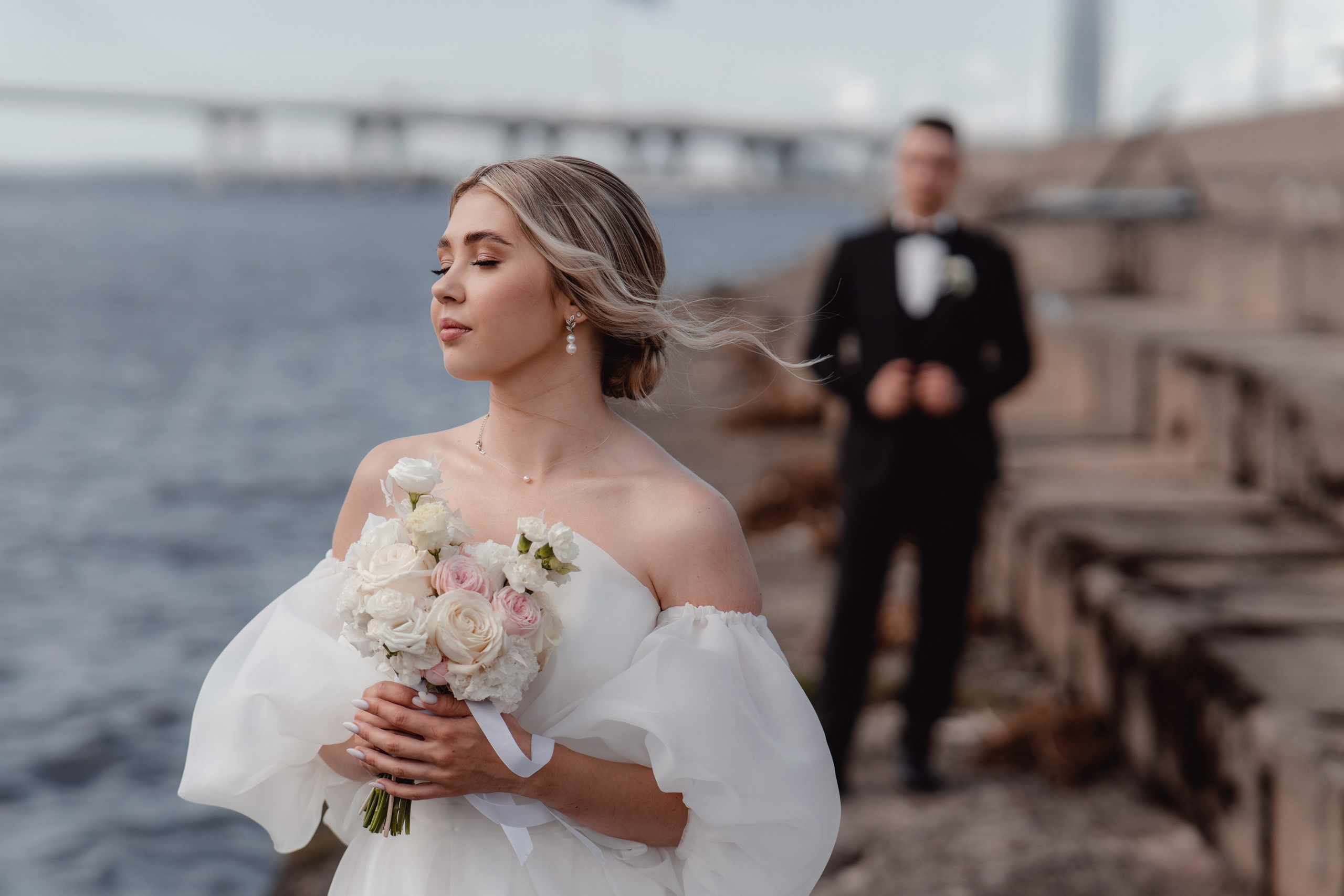 Красивые места для свадебной фотосессии летом в Санкт-Петербурге. Свадебный фотограф Александр Невский в Санкт-Петербурге